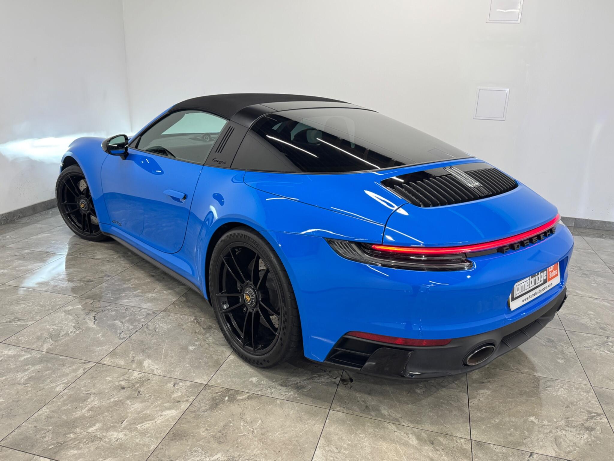 Porsche 911 view 7