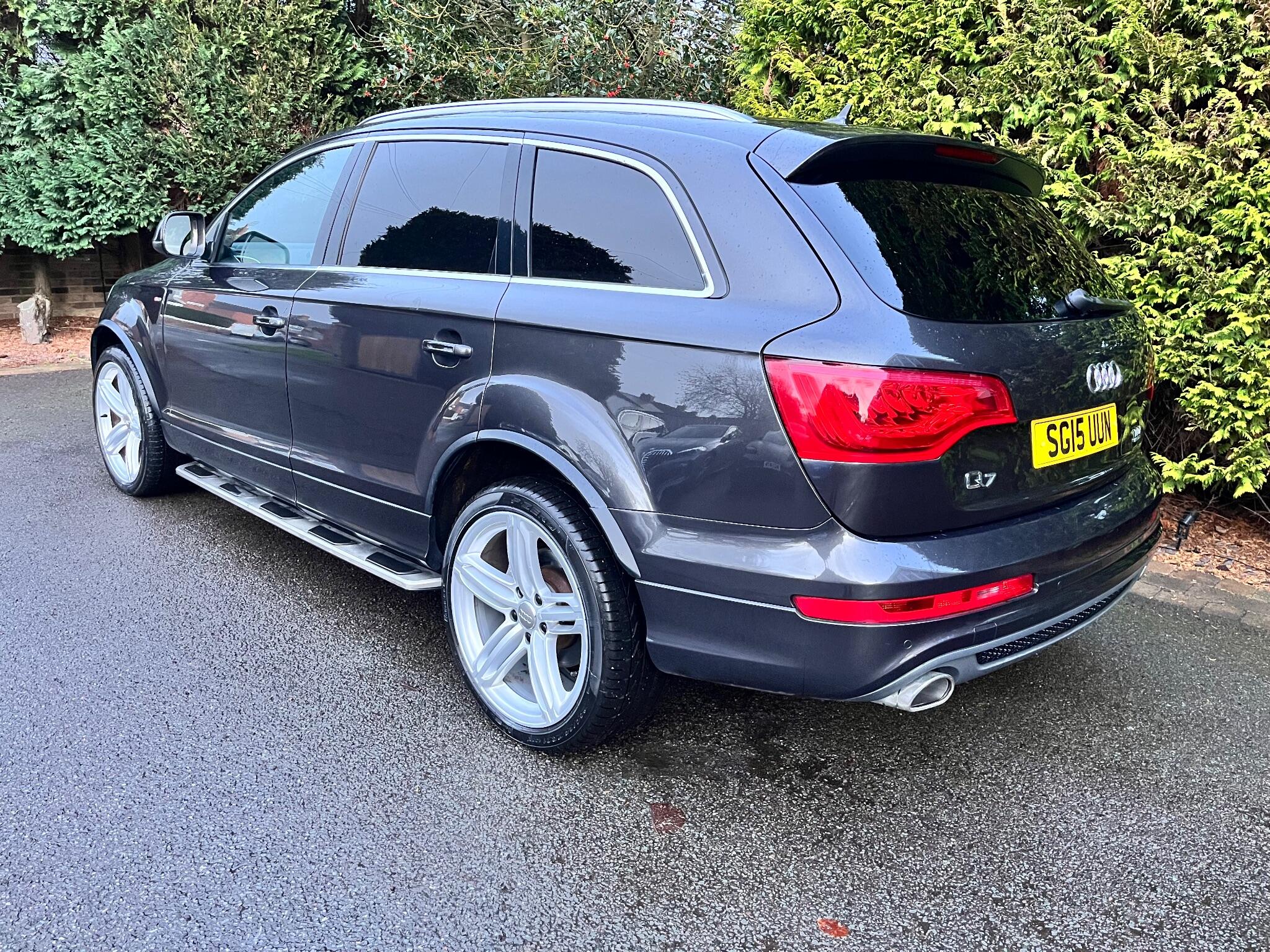 Audi Q7 view 11