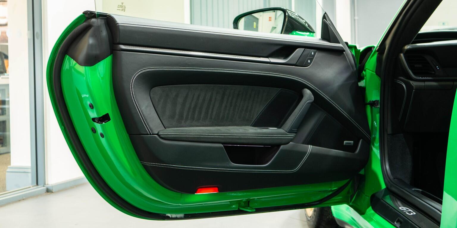 Porsche 911 view 32