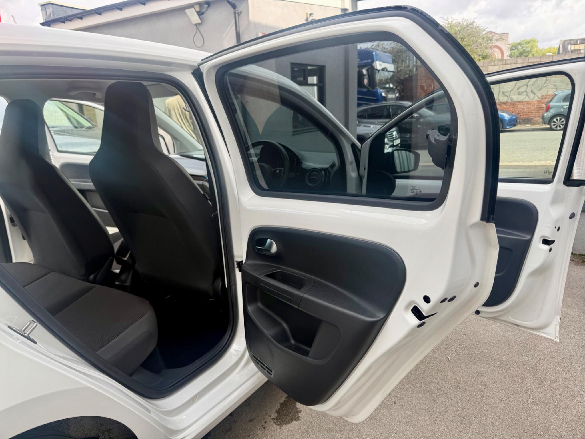 Volkswagen up! view 17