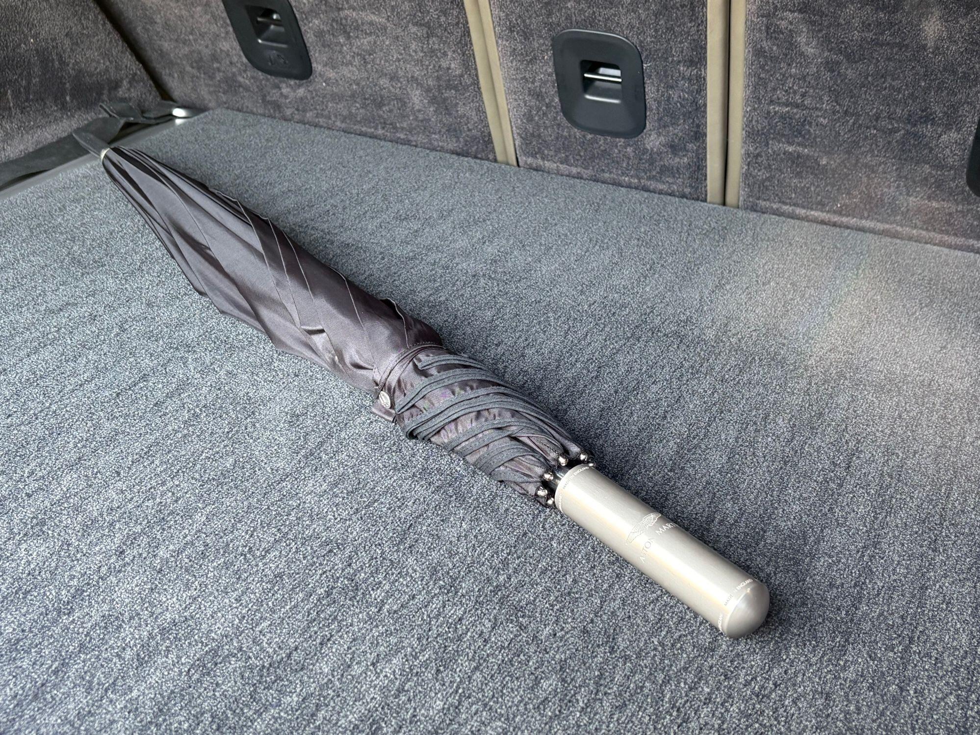 Aston Martin DBX view 25