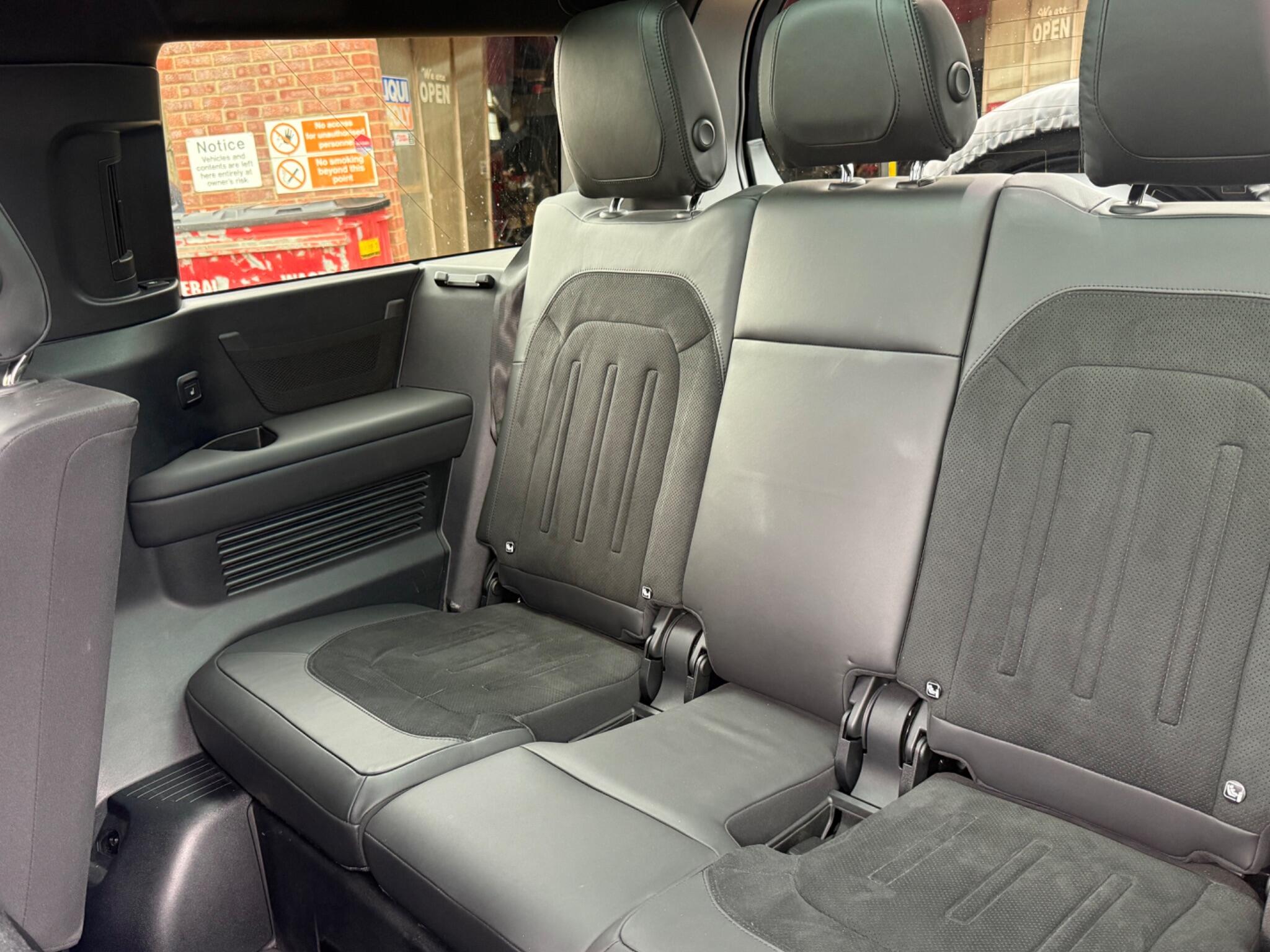 Land Rover Defender 130 view 22