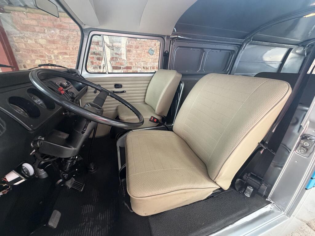 Volkswagen Transporter view 7