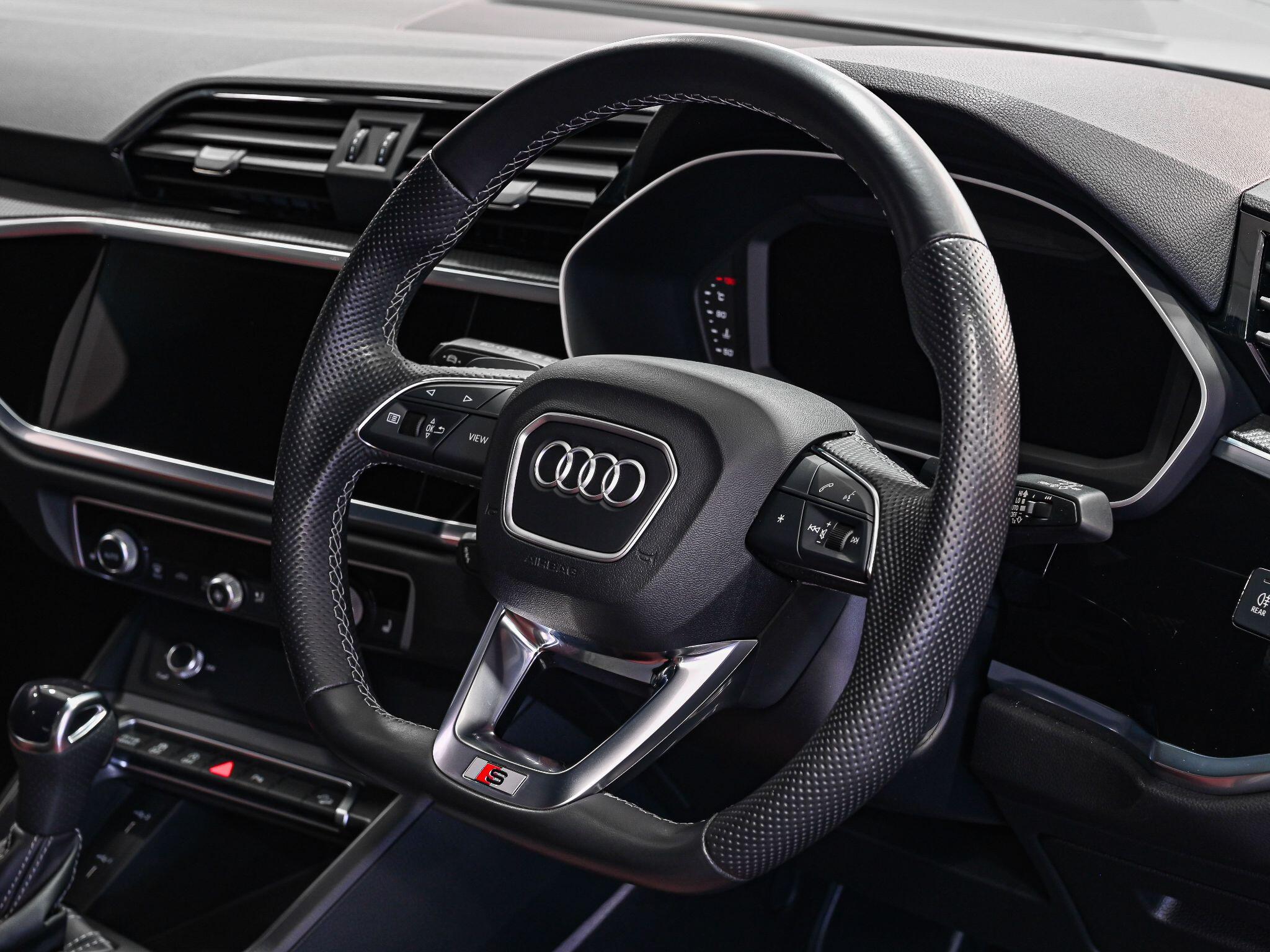 Audi Q3 view 7