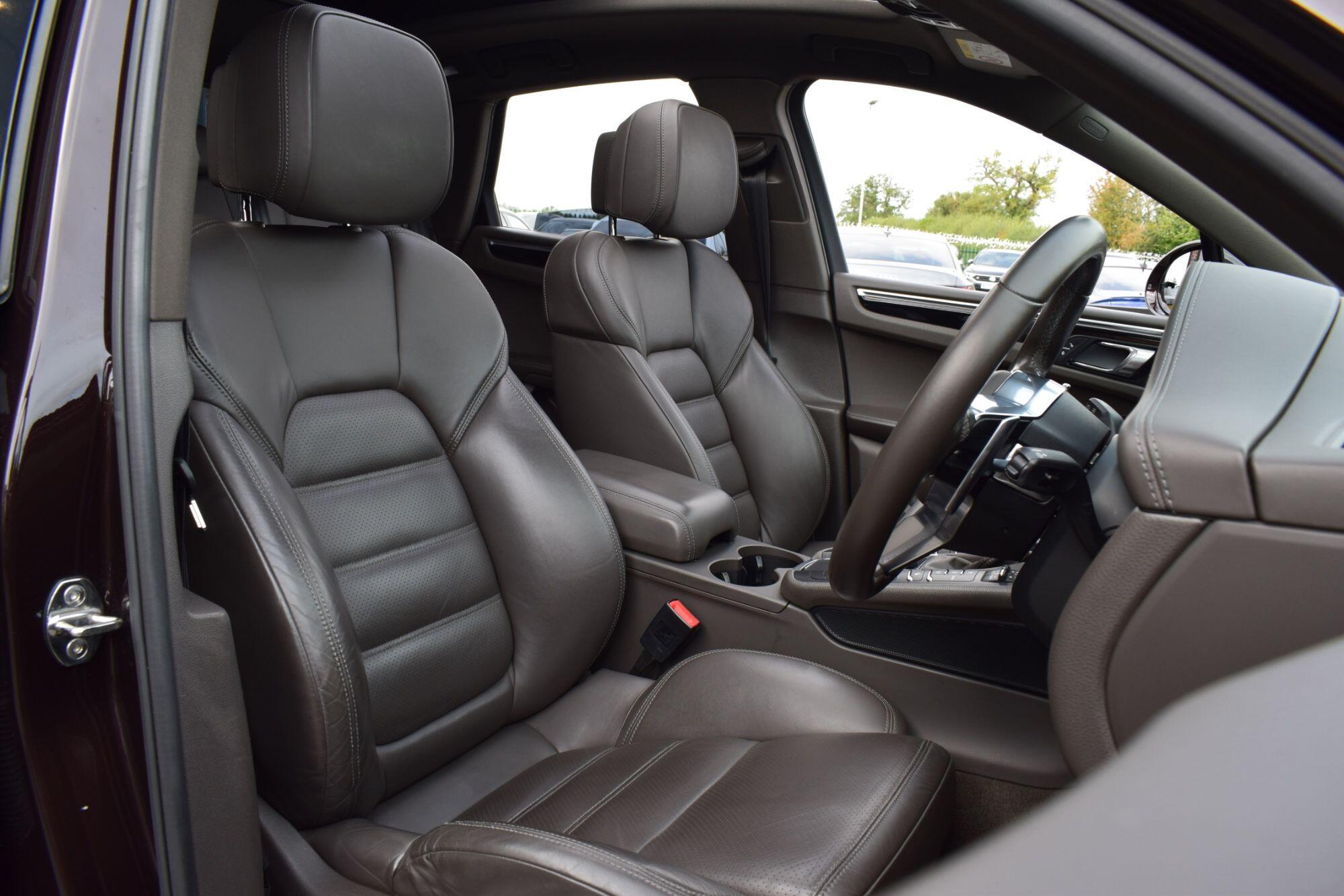 Porsche Macan view 12