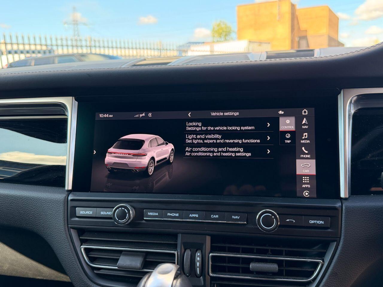 Porsche Macan view 38