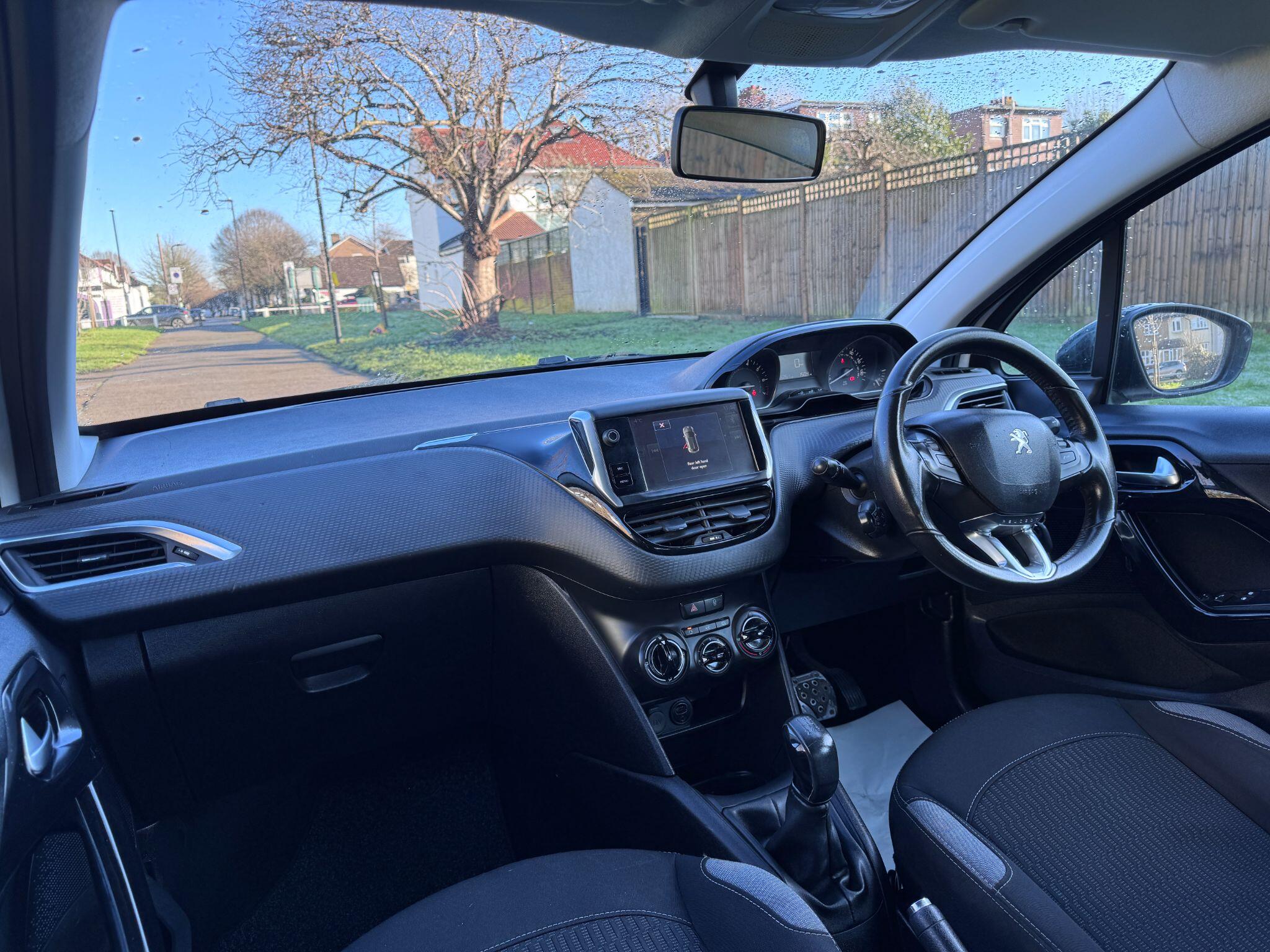 2016 Peugeot 208 image 13