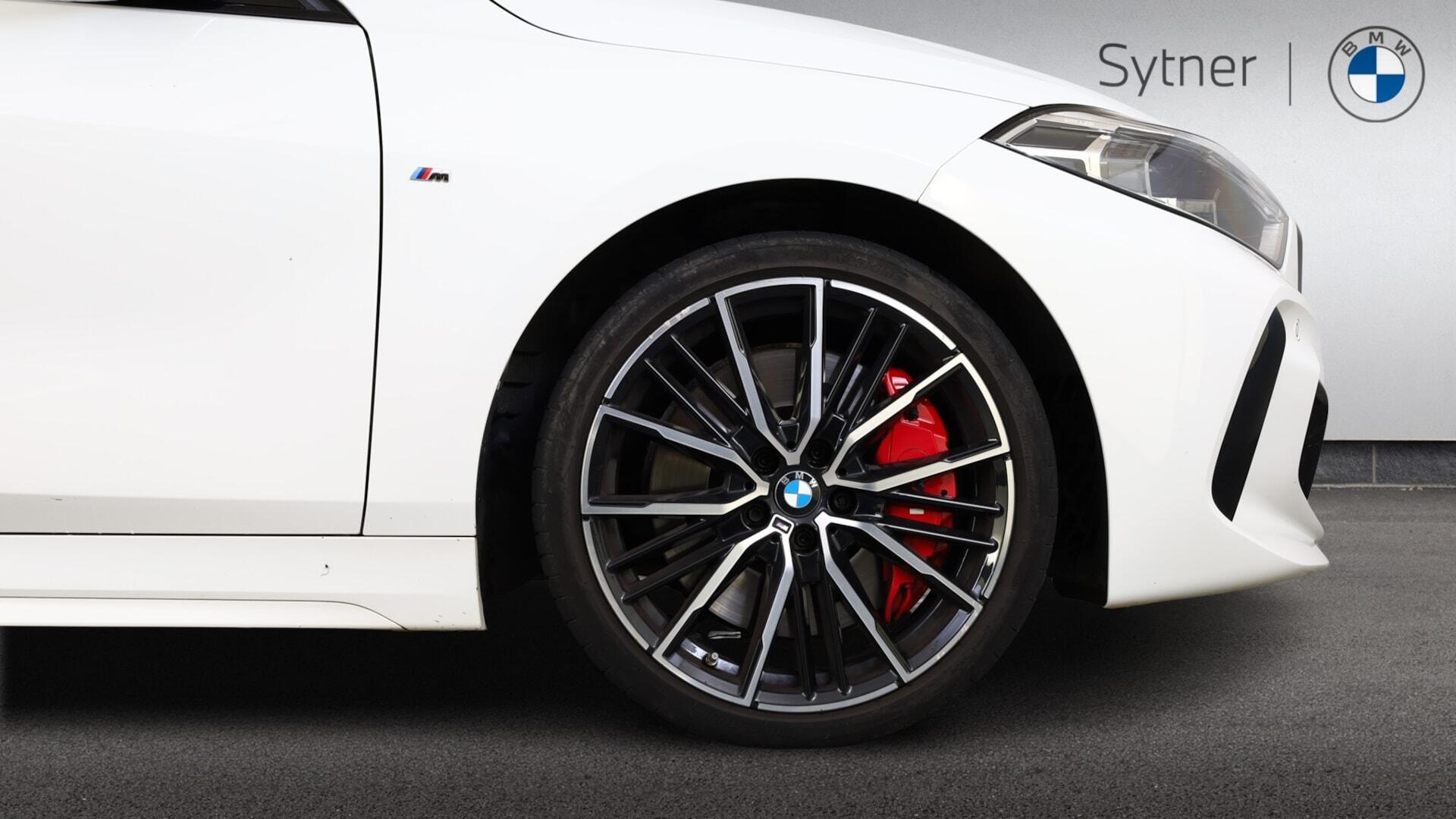 BMW 1 Series view 14
