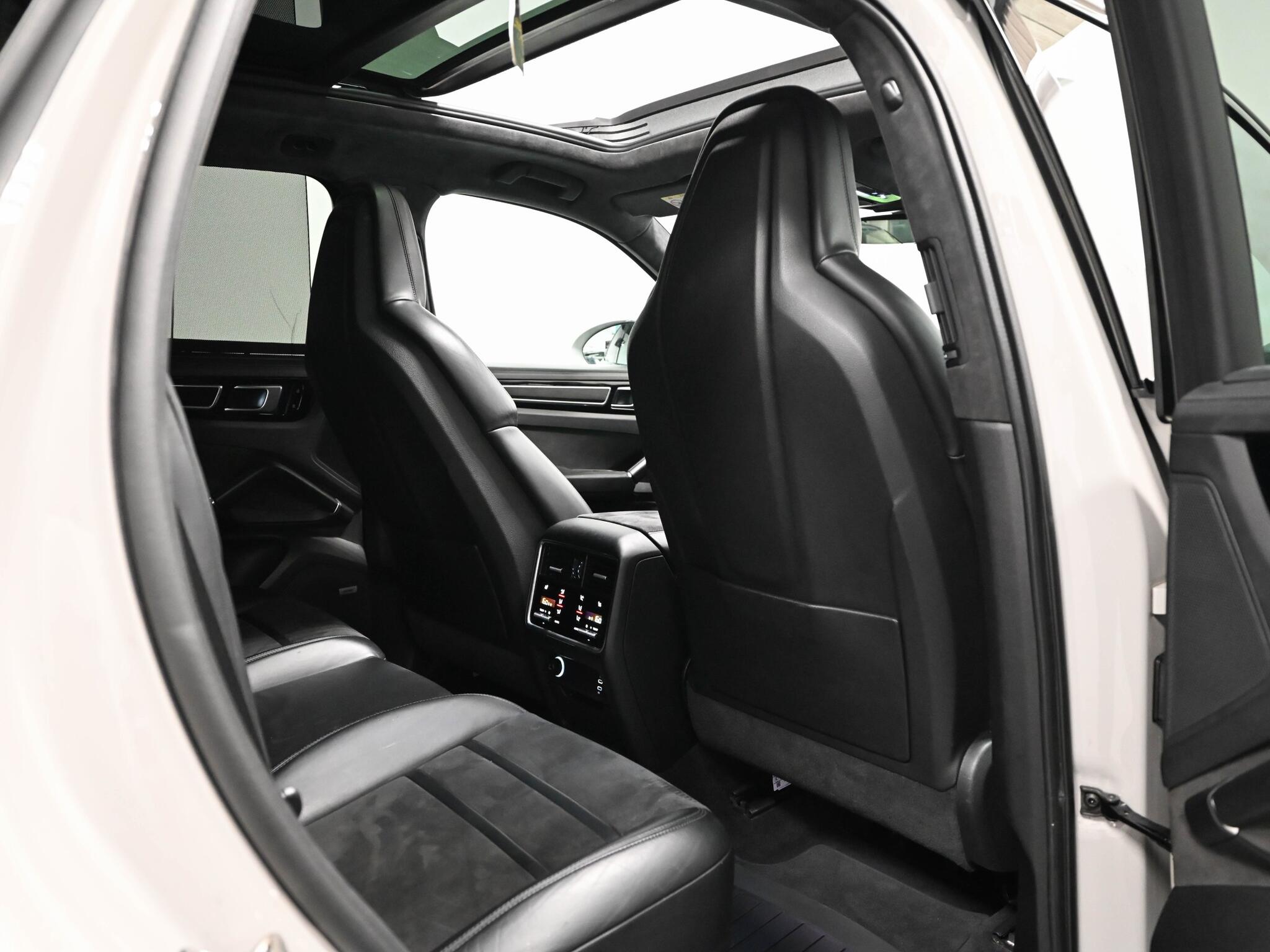 Porsche Cayenne view 14