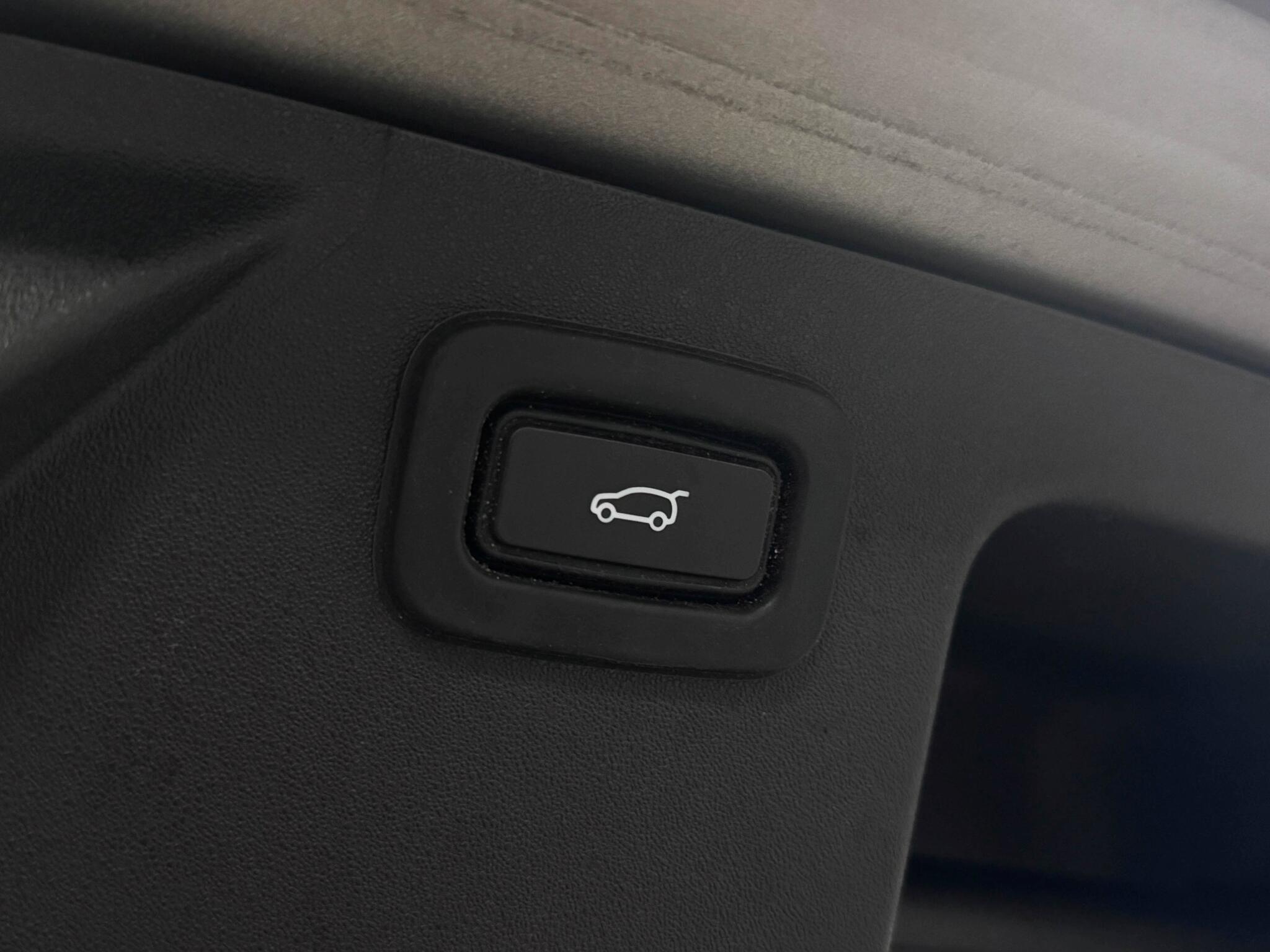 Land Rover Discovery Sport view 8