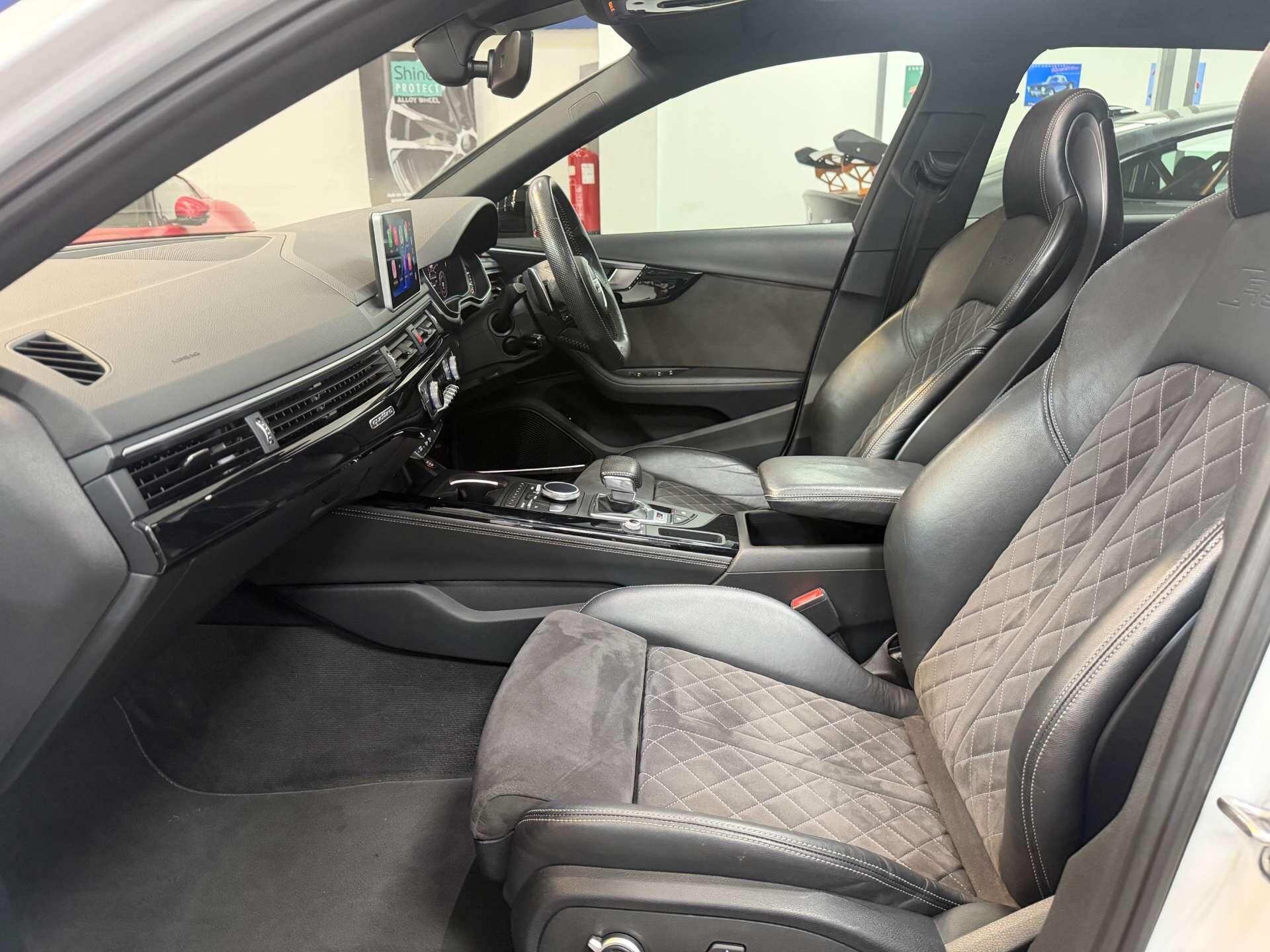 Audi RS4 view 34