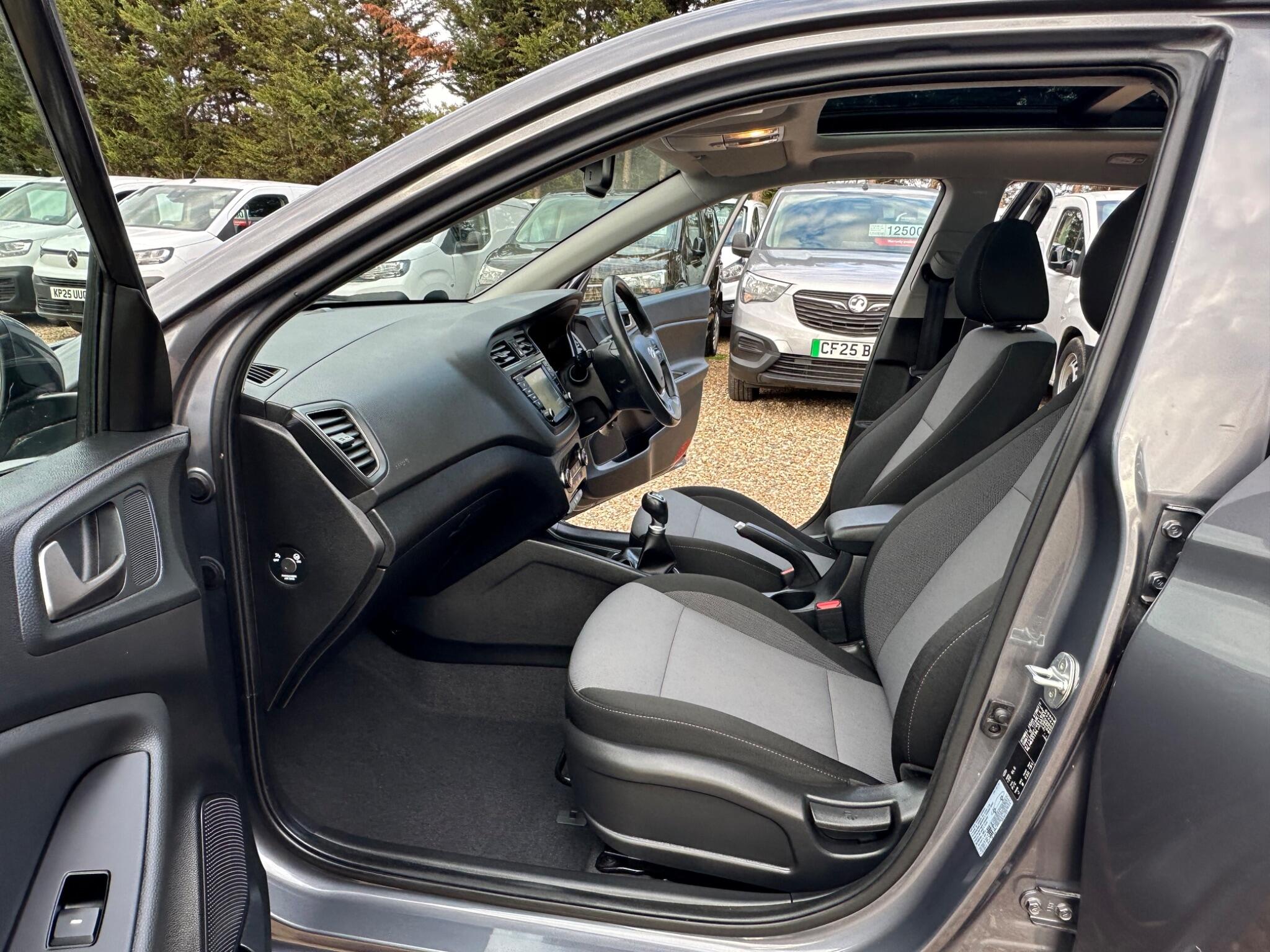 Hyundai i20 view 16