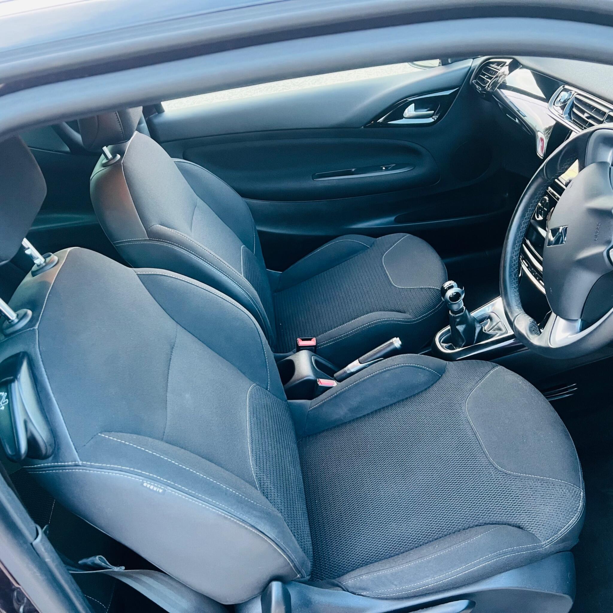 DS Automobiles DS 3 view 3