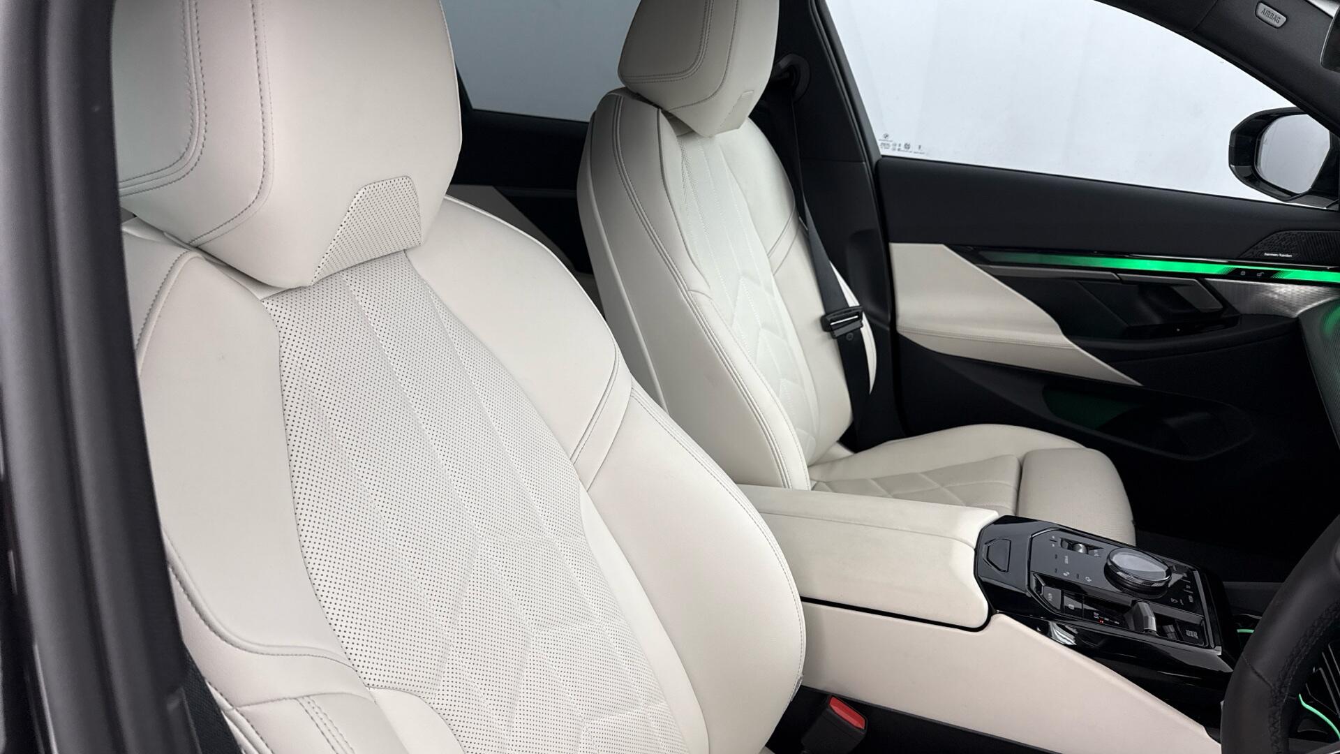 BMW 5 Series view 11