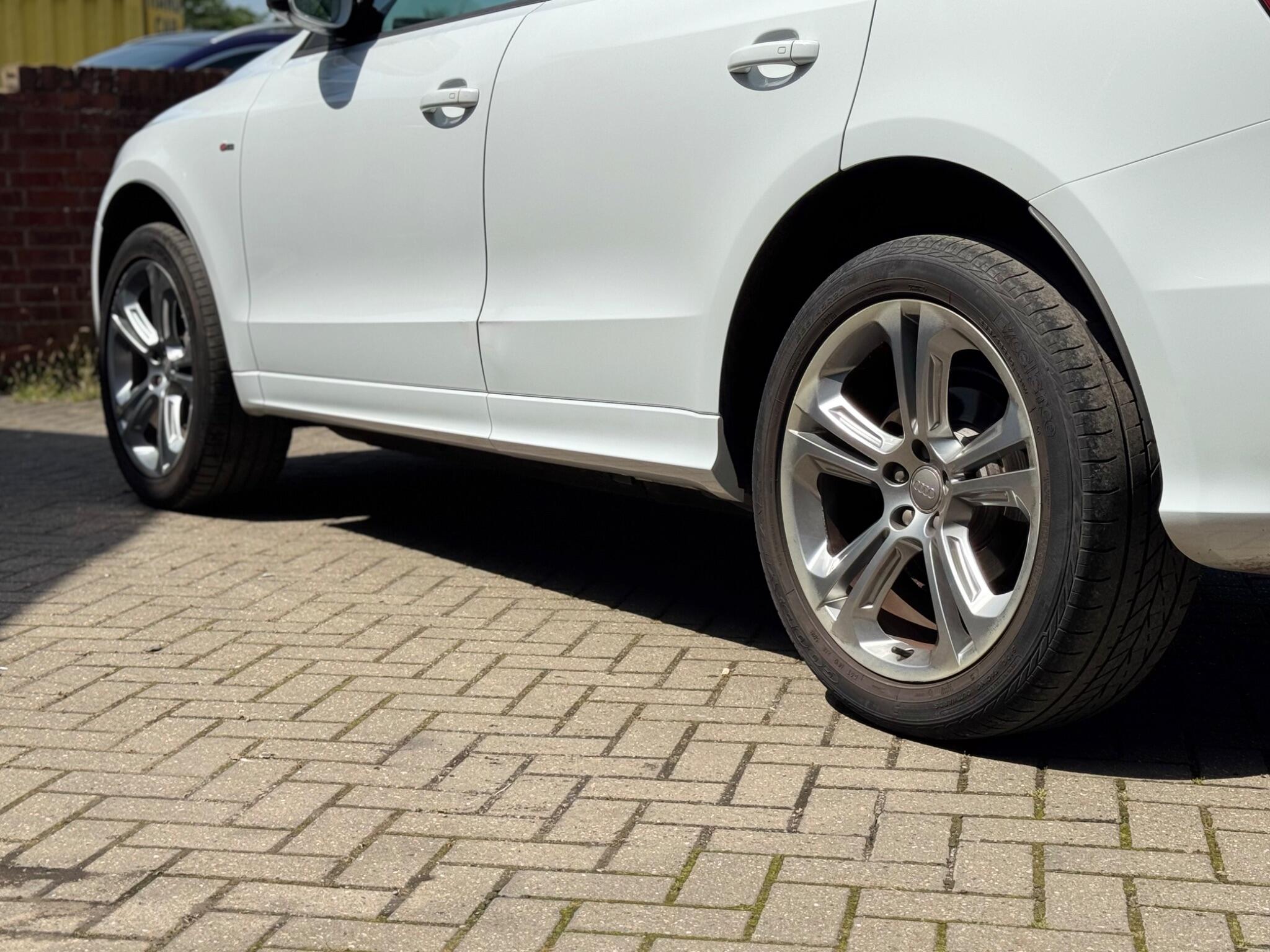 Audi Q5 view 8