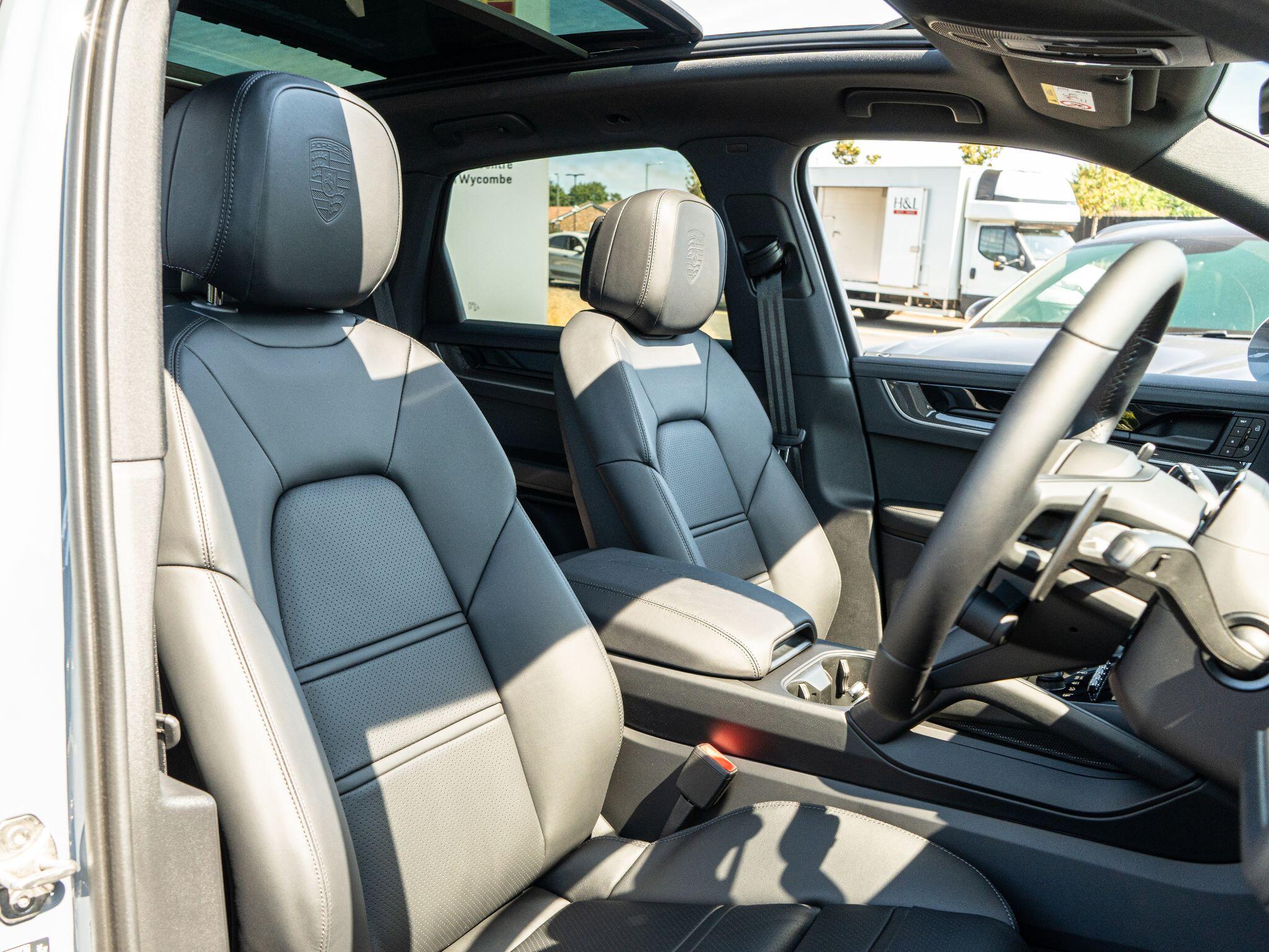 Porsche Cayenne view 35