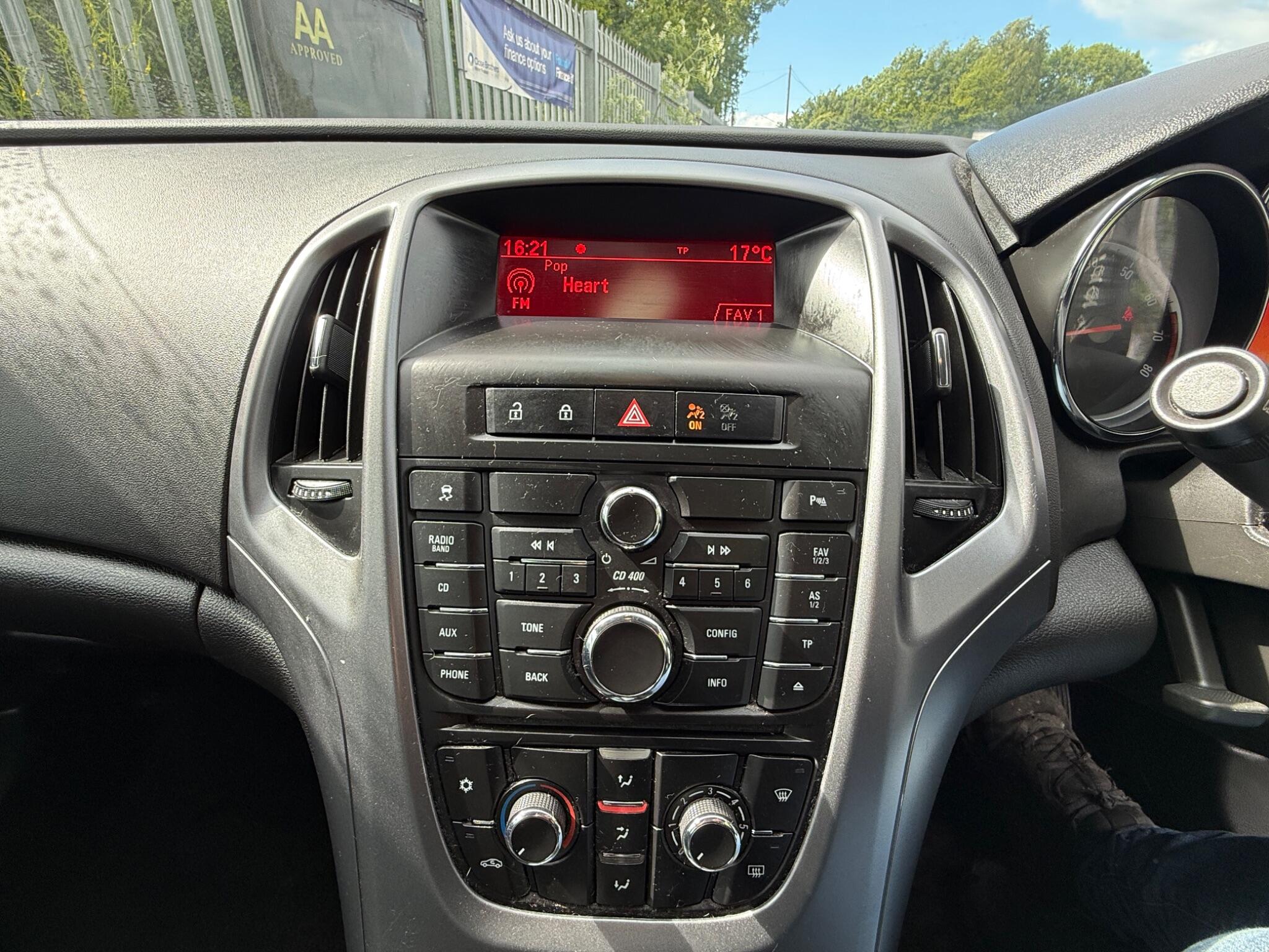 2014 Vauxhall Astra image 33