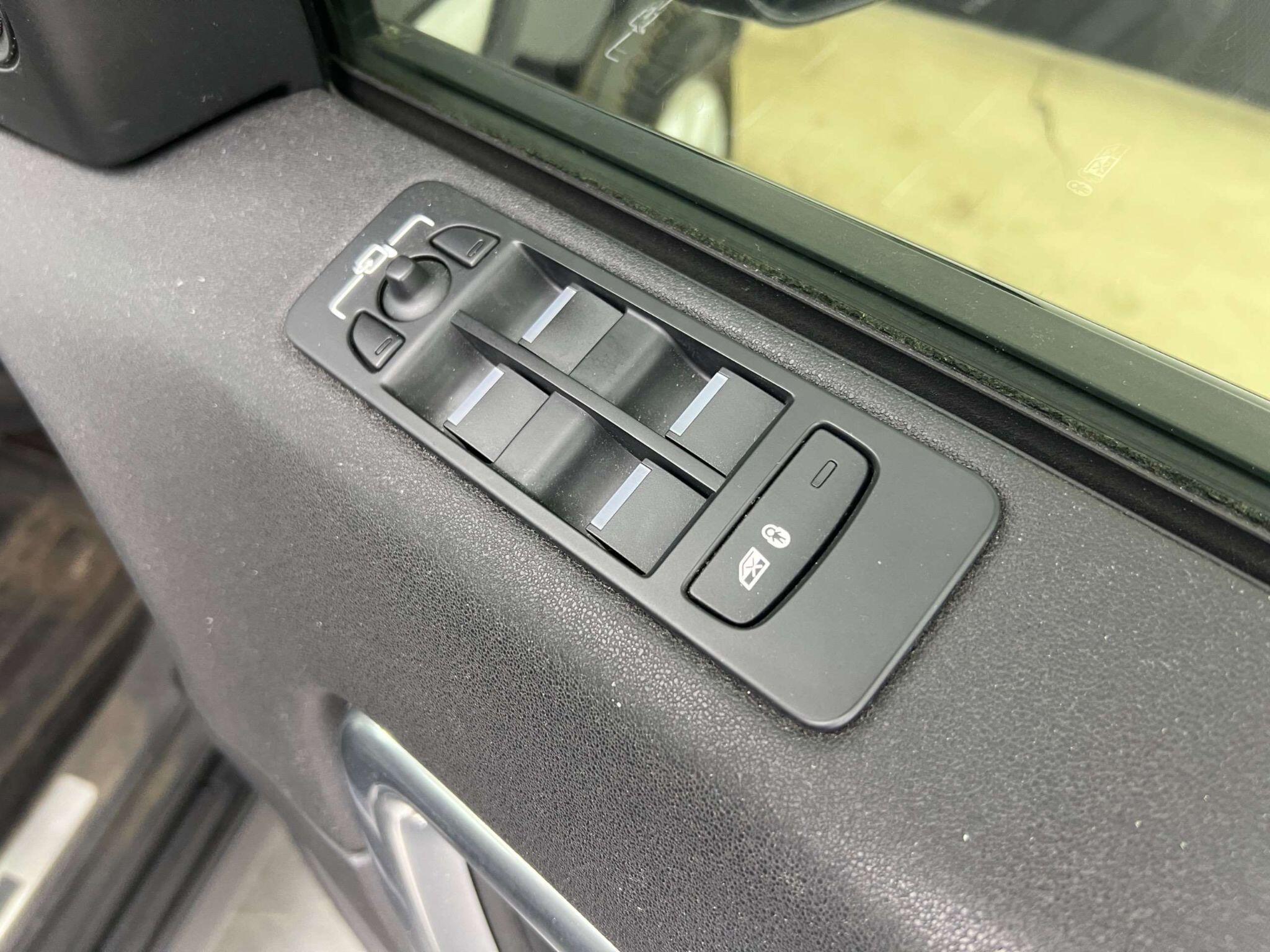 Land Rover Discovery Sport view 22