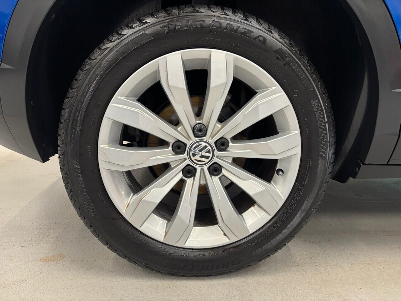 Volkswagen T-Roc view 11