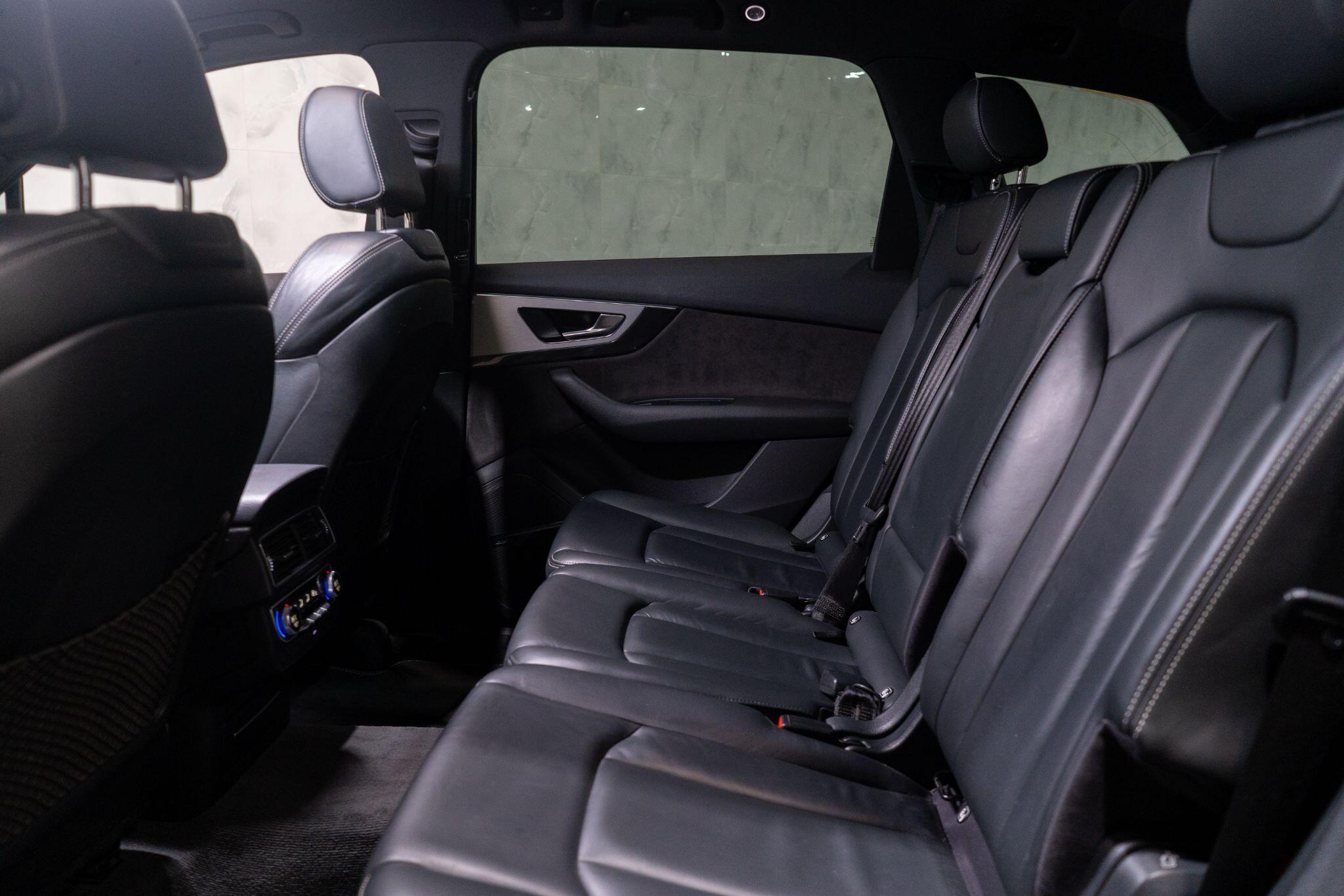 Audi Q7 view 18