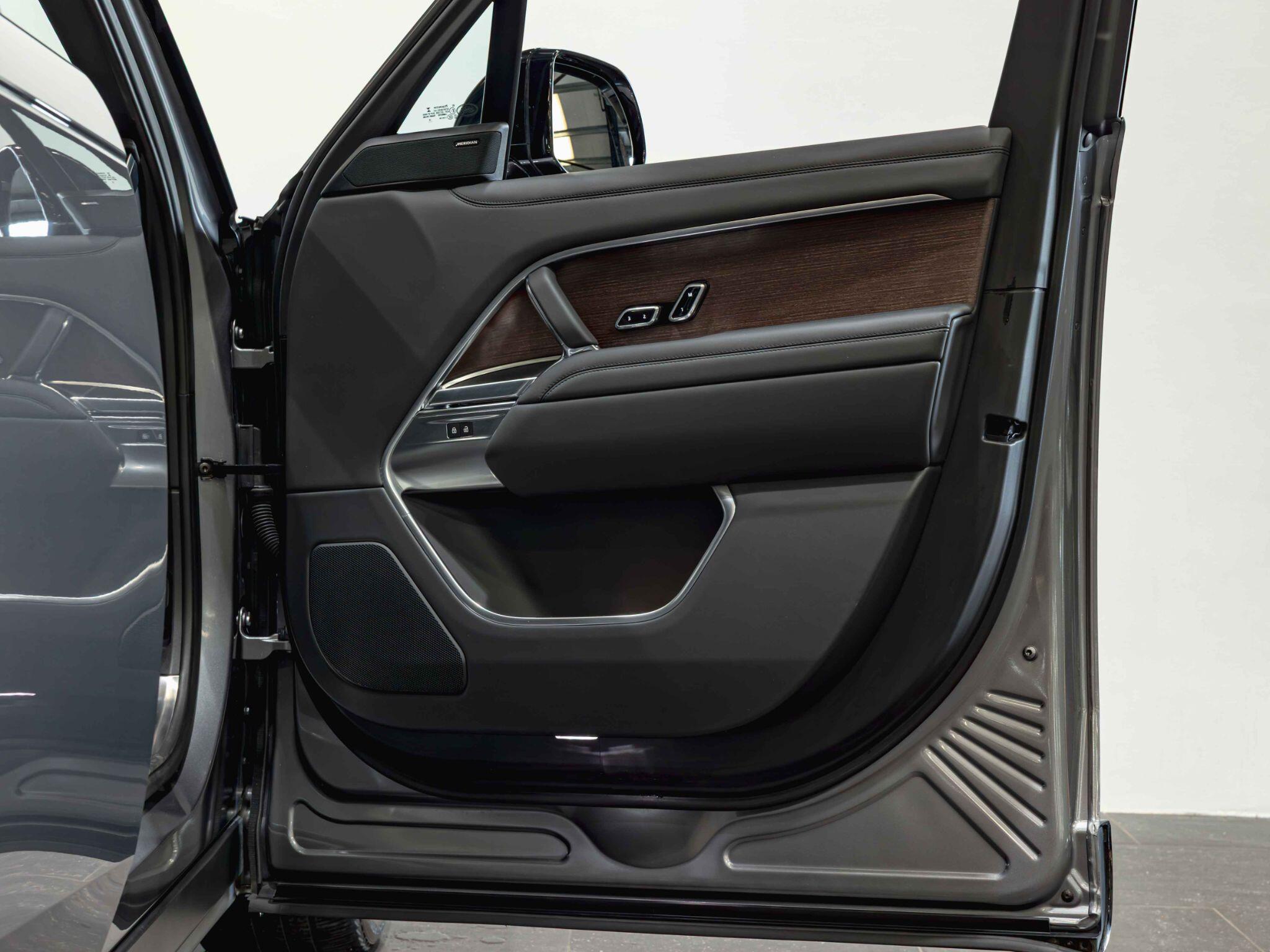 Land Rover Range Rover view 21