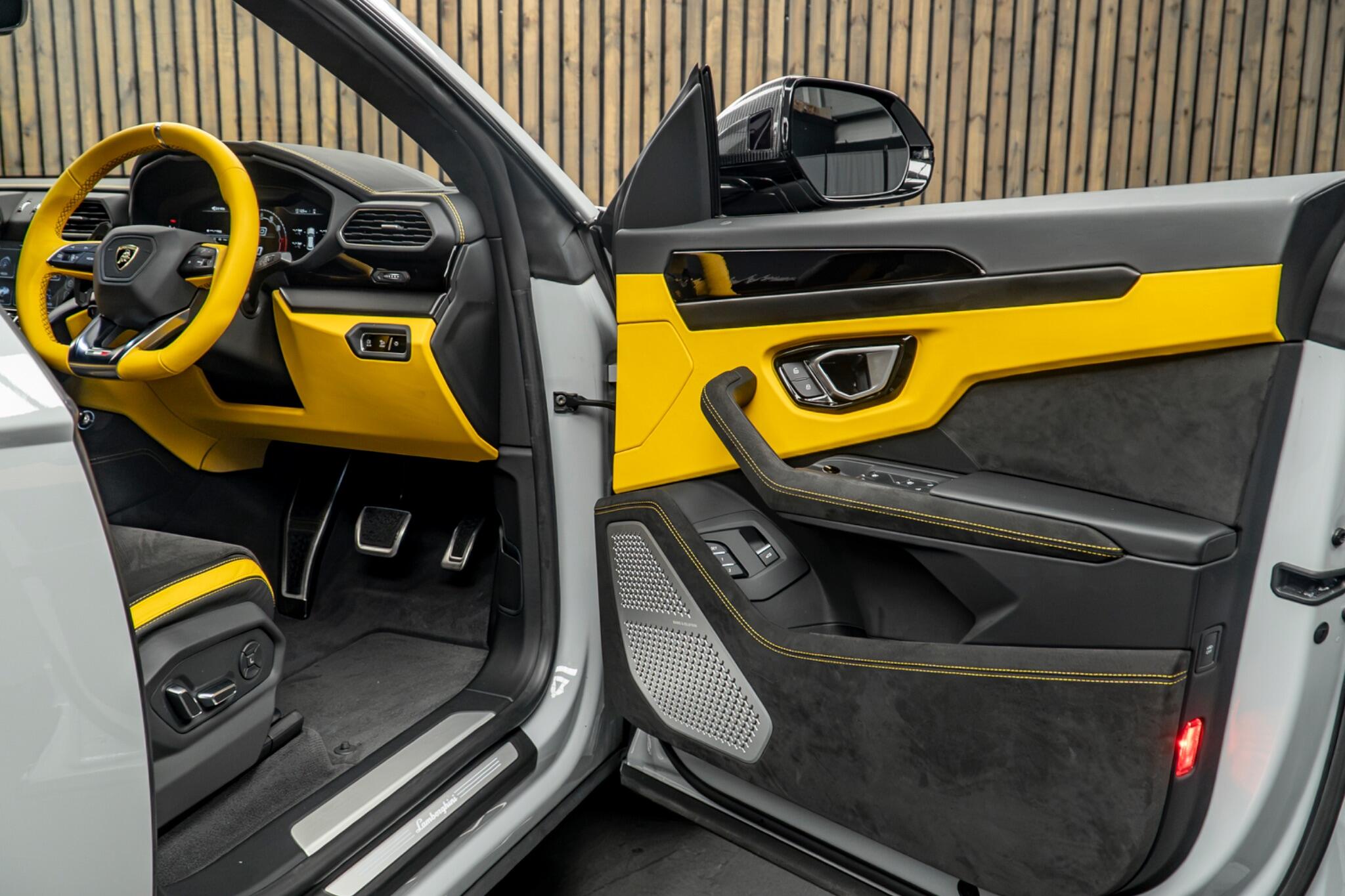 Lamborghini Urus view 31
