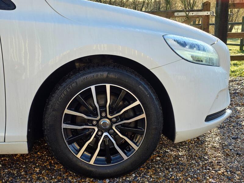 2019 Volvo V40 2.0 T2 R-Design Edition Euro 6 (s/s) 5dr • 129,000 miles image 3