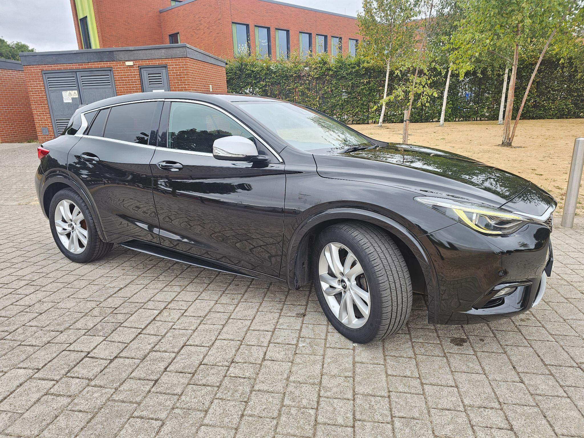 Infiniti Q30 view 4