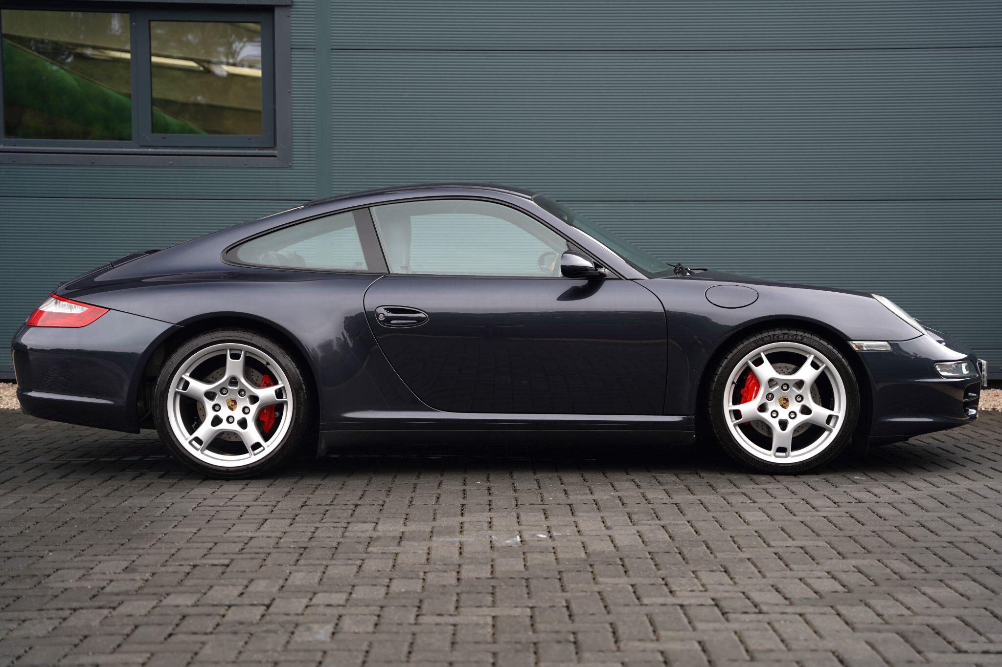 Porsche 911 view 3