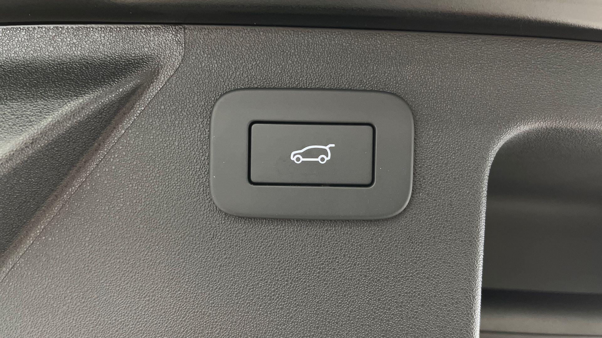 Land Rover Discovery Sport view 30