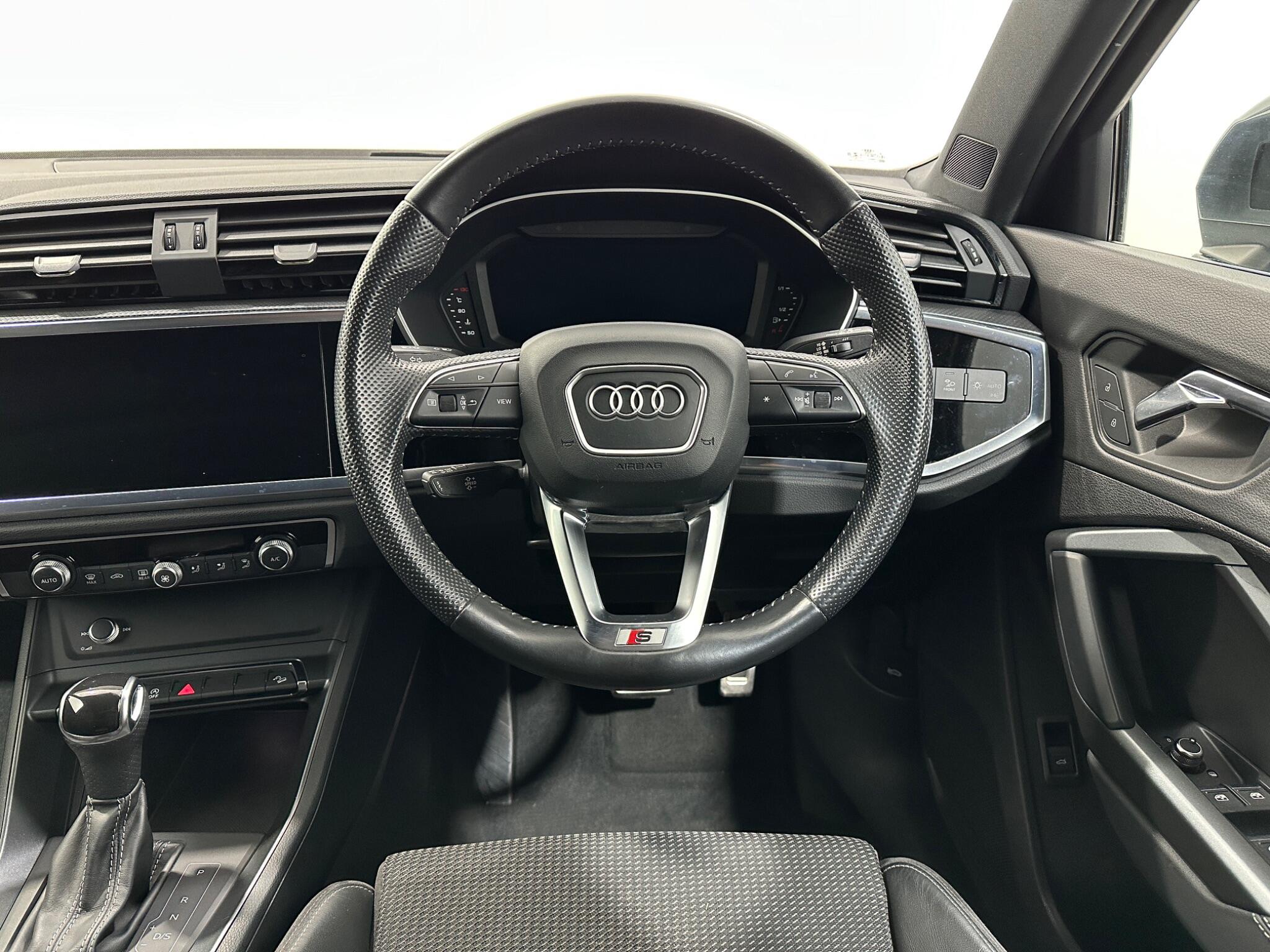 Audi Q3 view 13