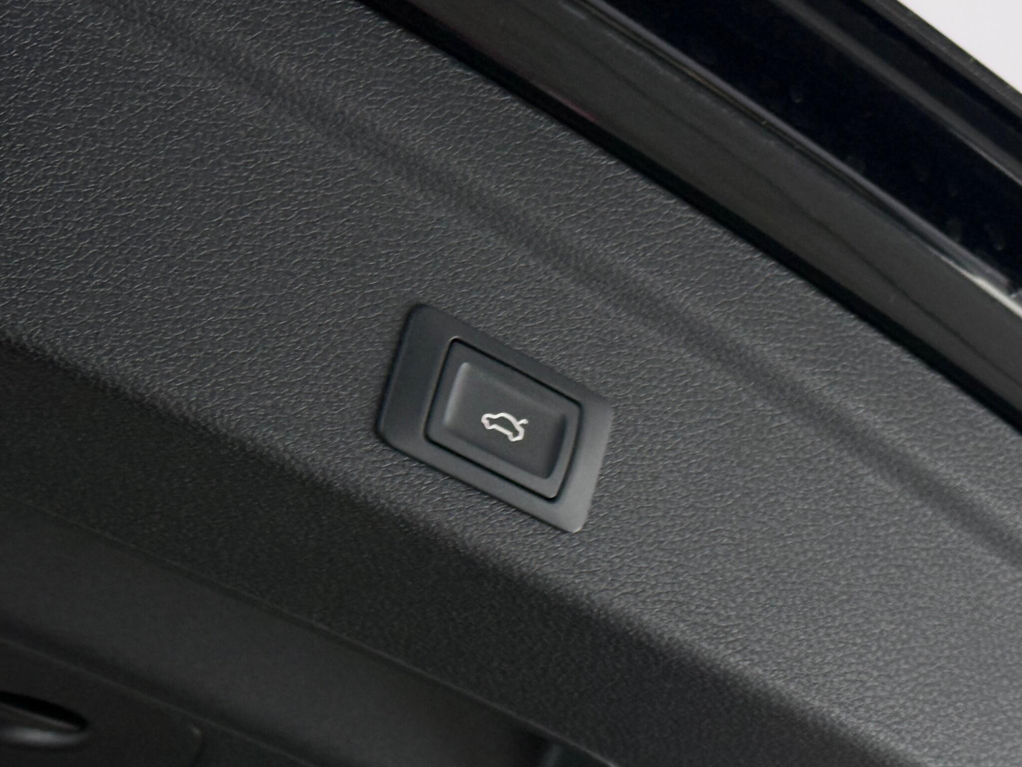 Audi Q3 view 10
