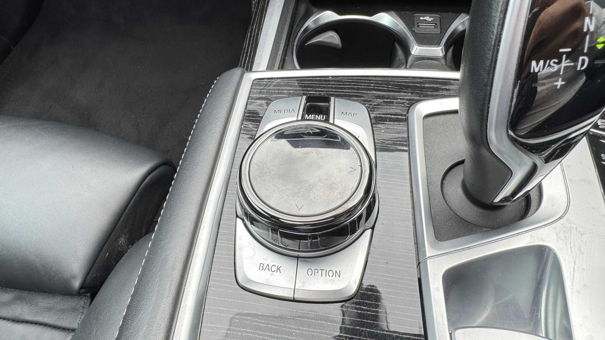 BMW 7 Series view 33