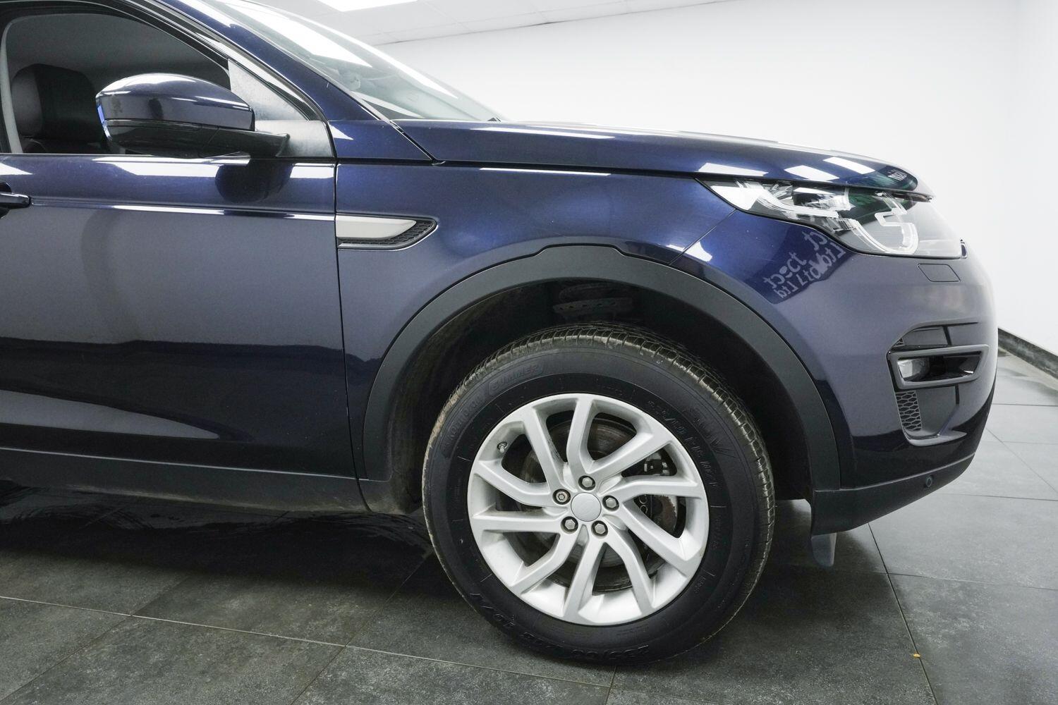 Land Rover Discovery Sport view 5
