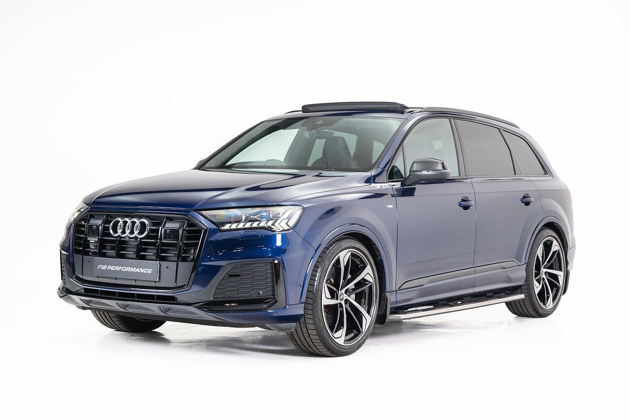 Audi Q7 view 11