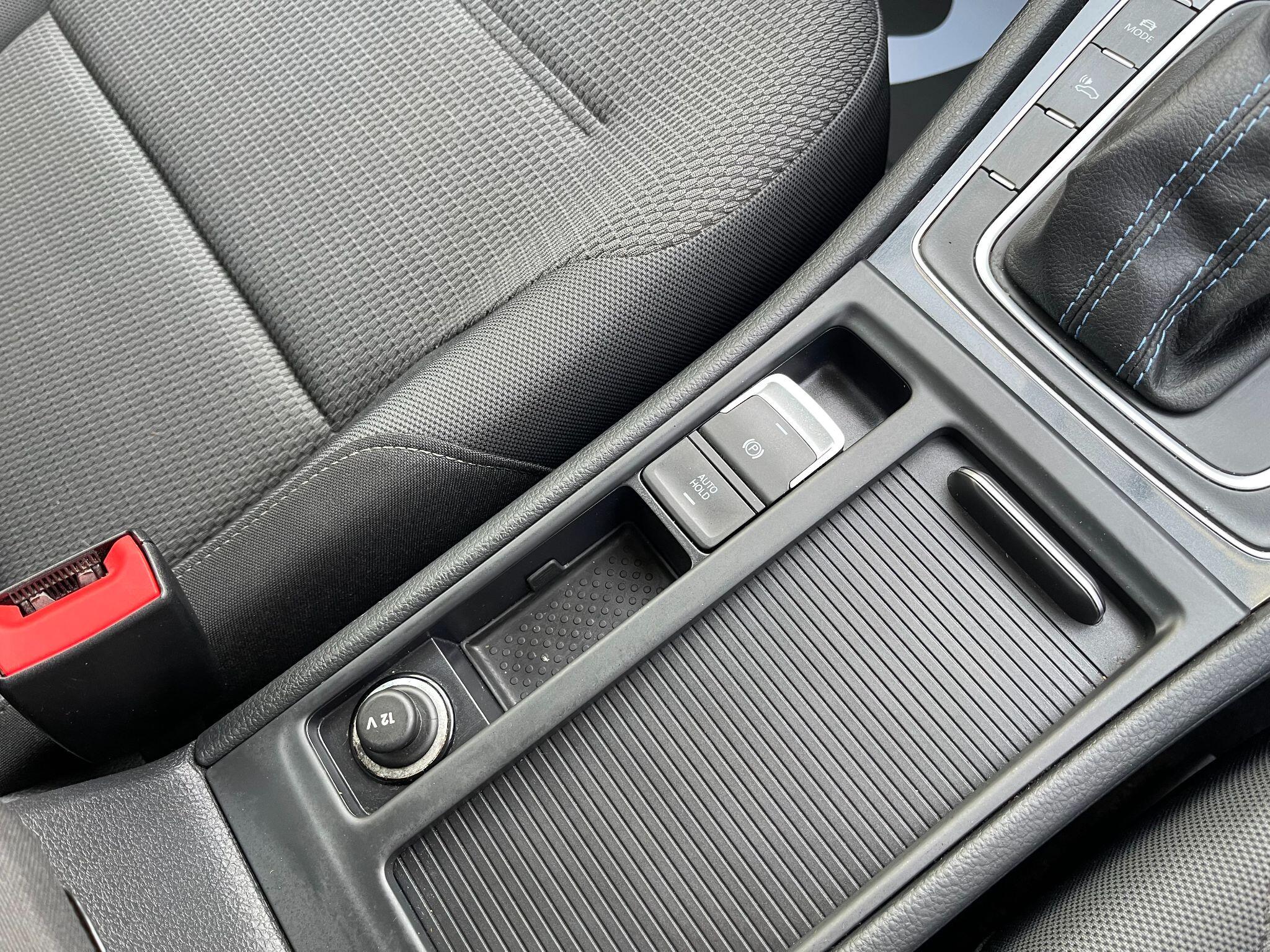 Volkswagen E-Golf view 31