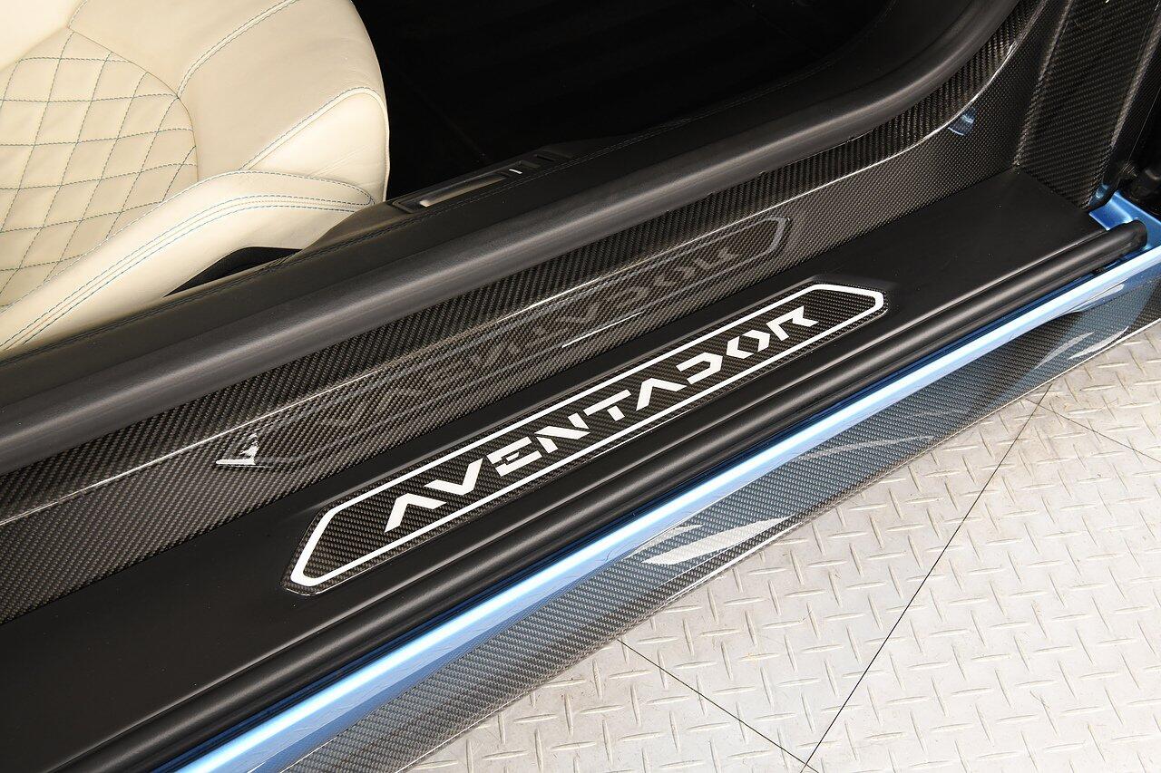 Lamborghini Aventador view 31
