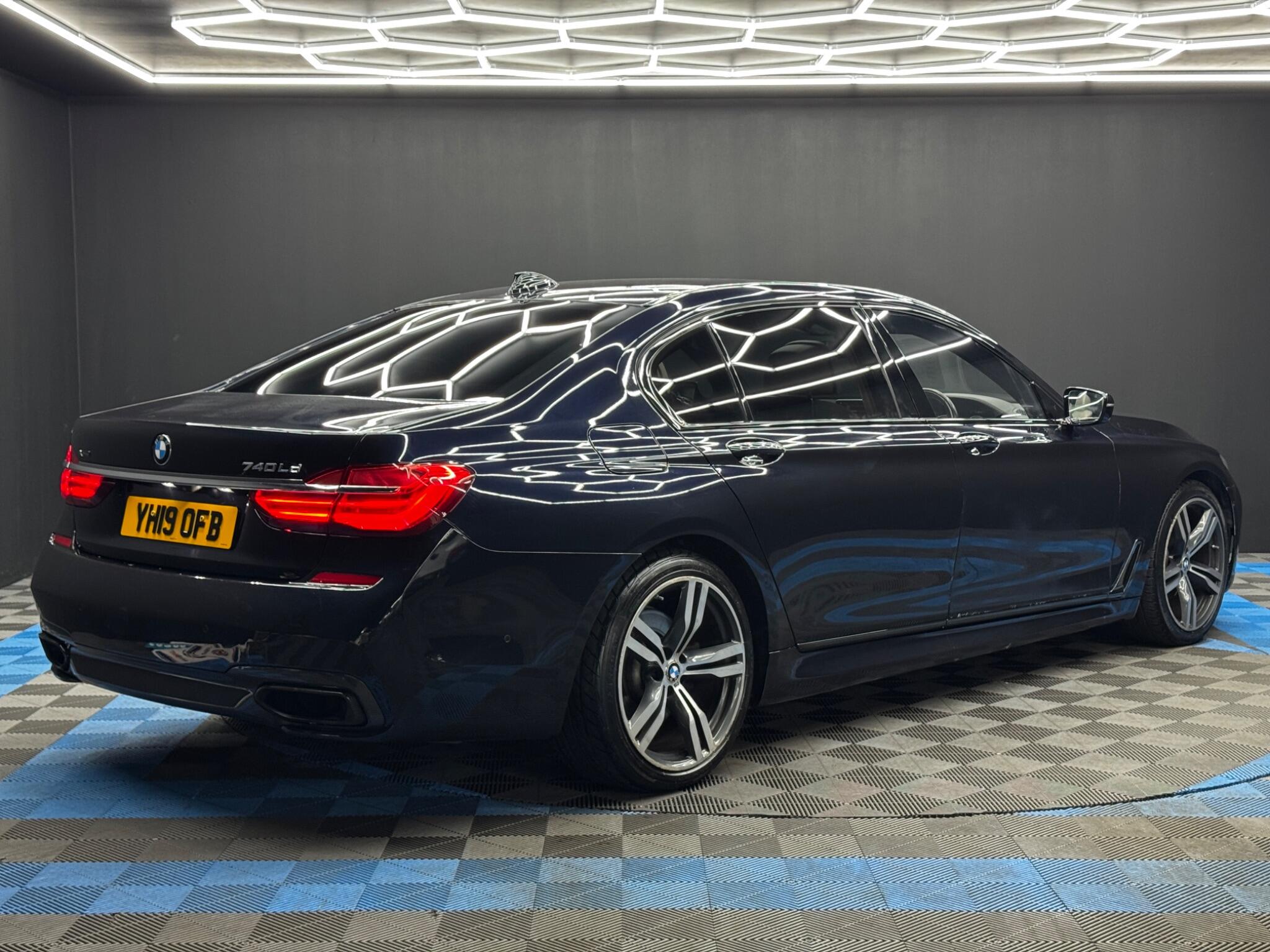 BMW 7 Series view 5