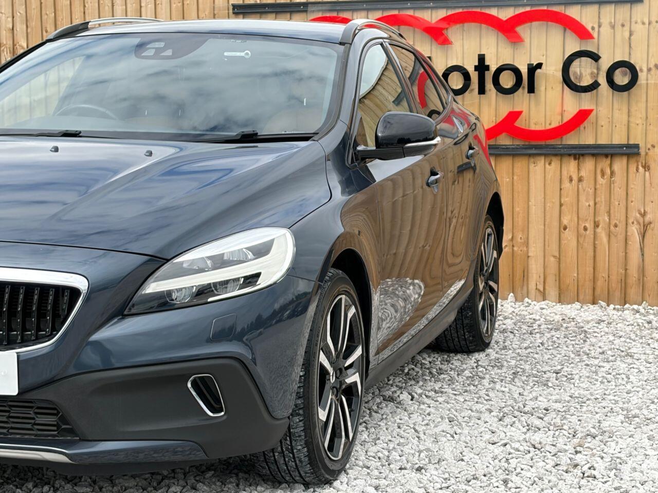 Volvo V40 Cross Country view 5