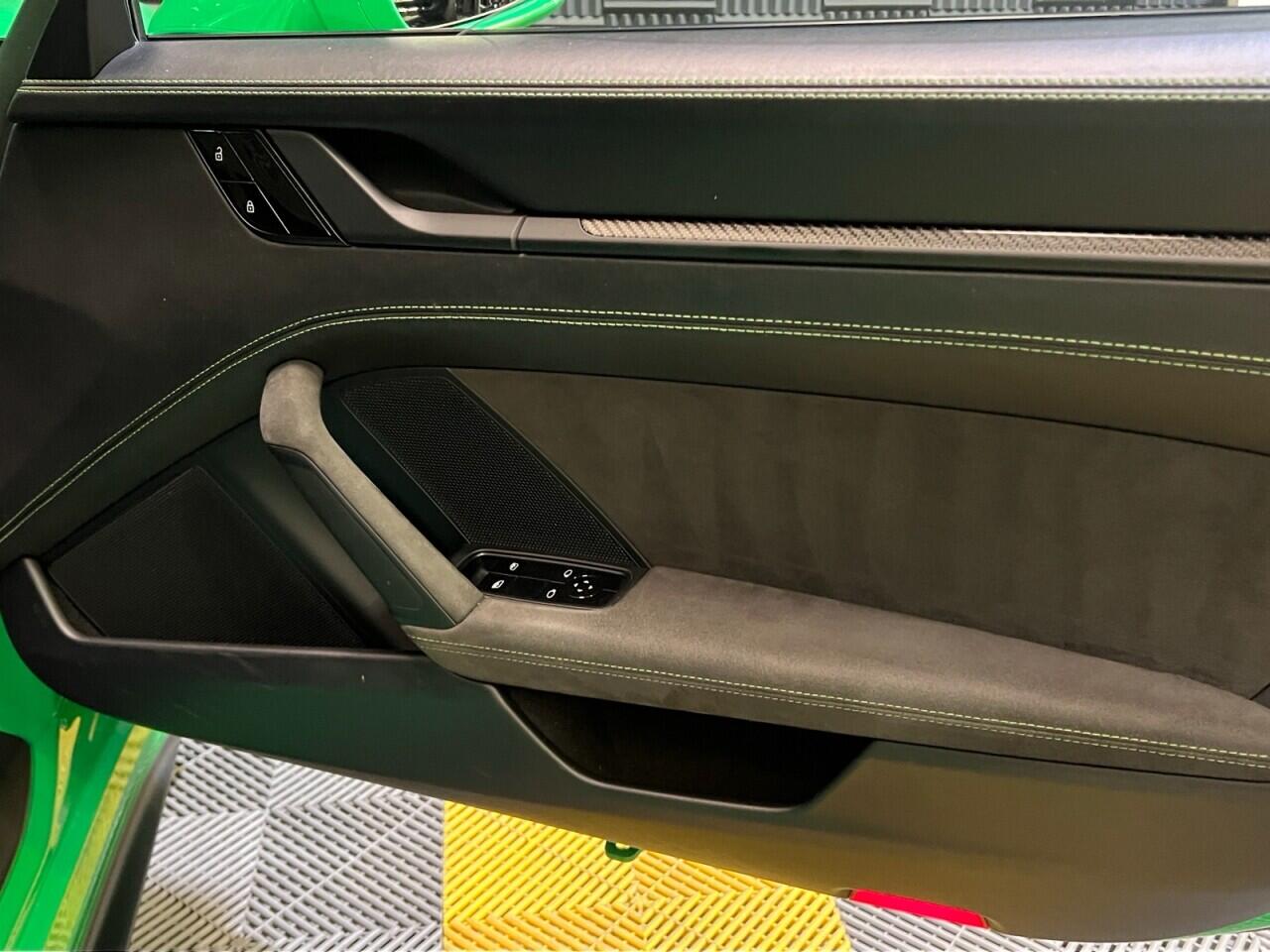 Porsche 911 view 11