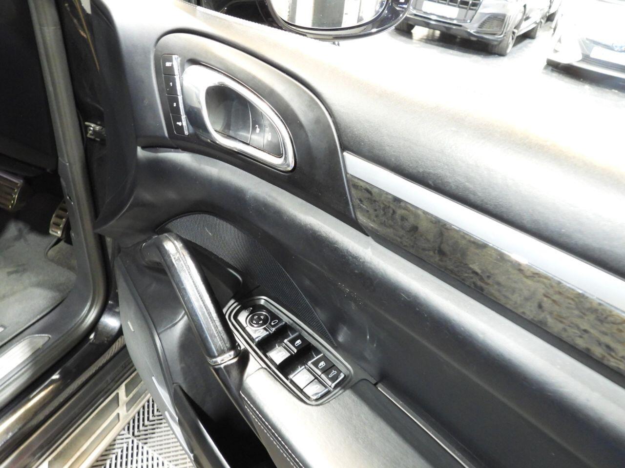 Porsche Cayenne view 29