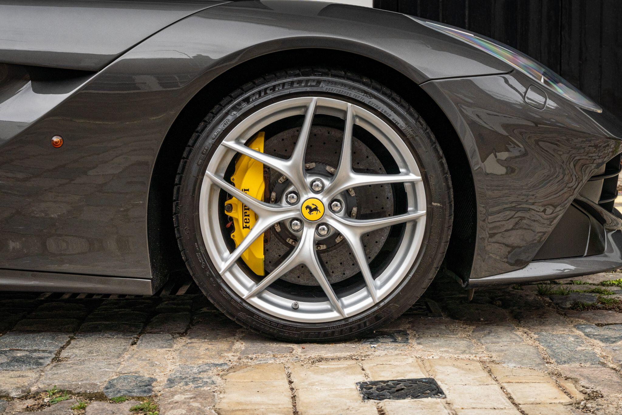 Ferrari F12 view 32