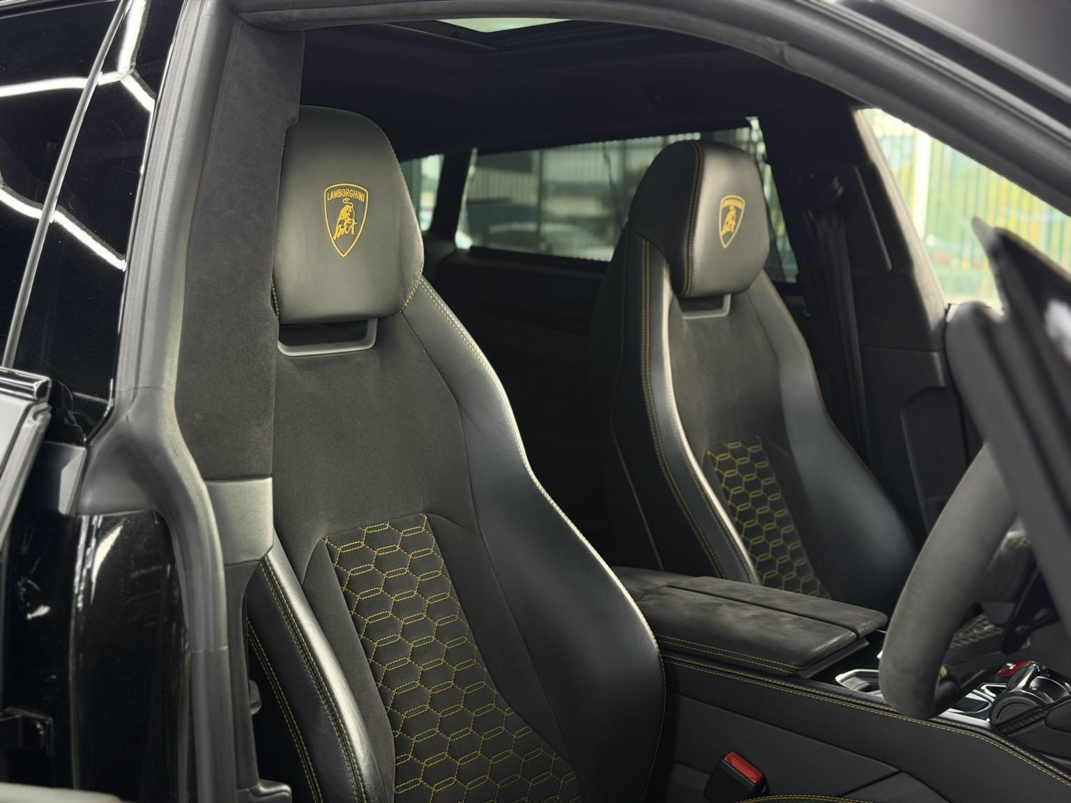 Lamborghini Urus view 35