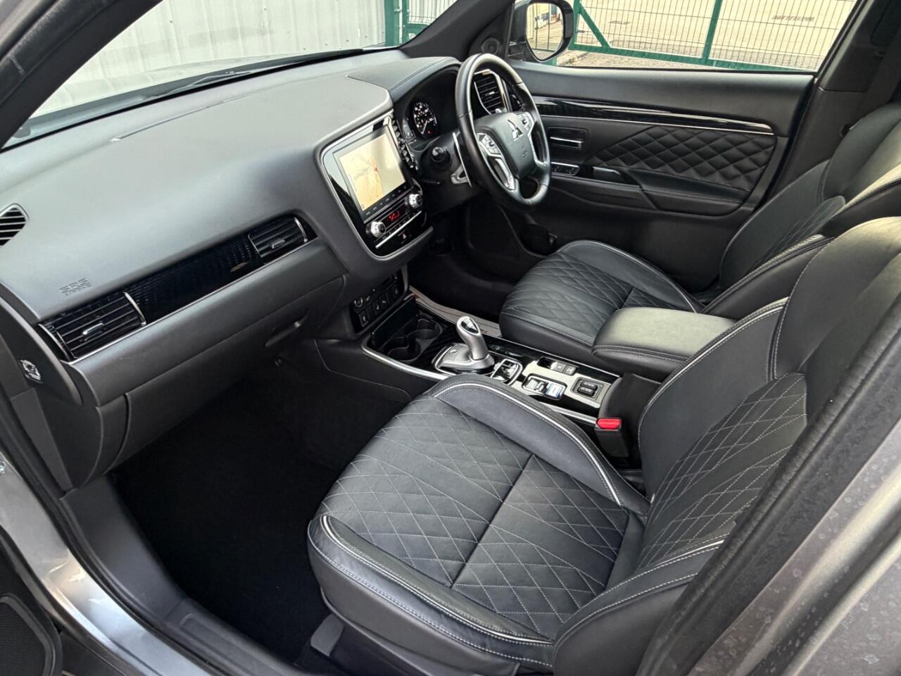 Mitsubishi Outlander view 16