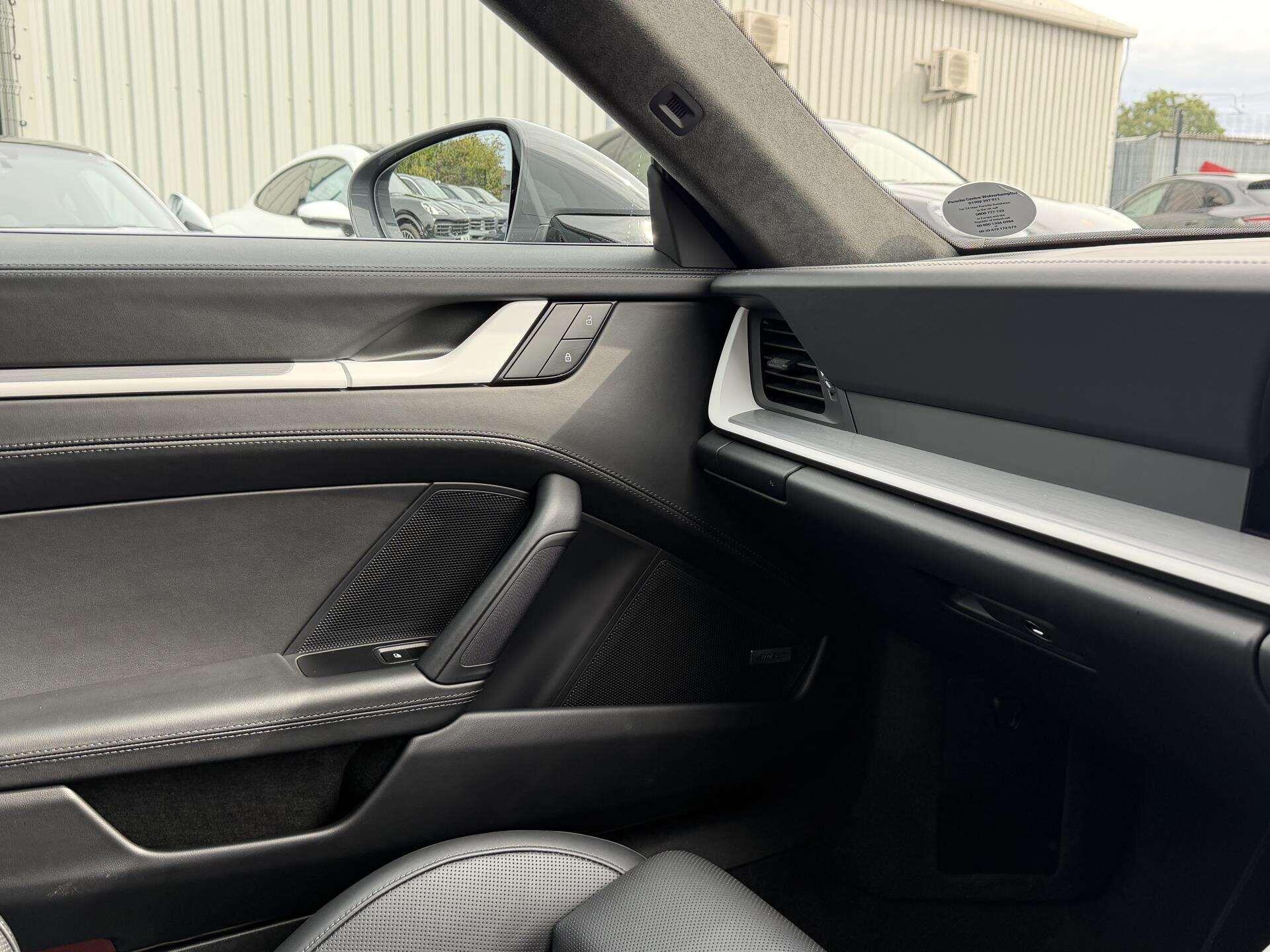 Porsche 911 view 31