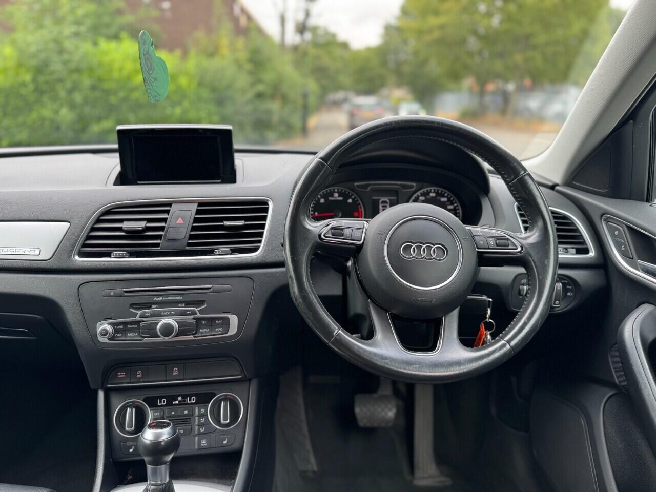 Audi Q3 view 11