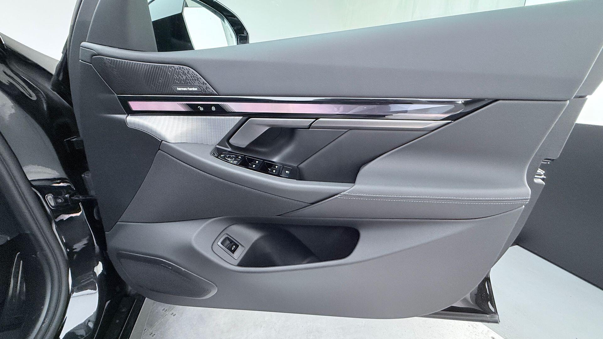 BMW 5 Series view 20