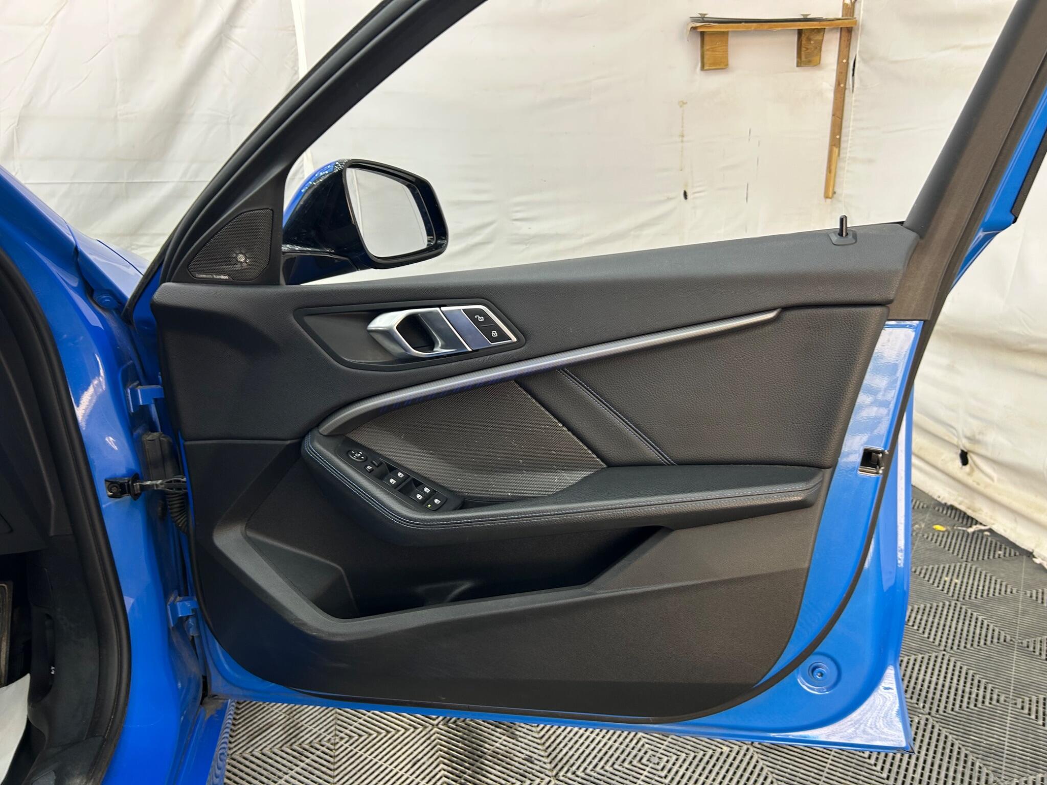 BMW 1 Series view 27