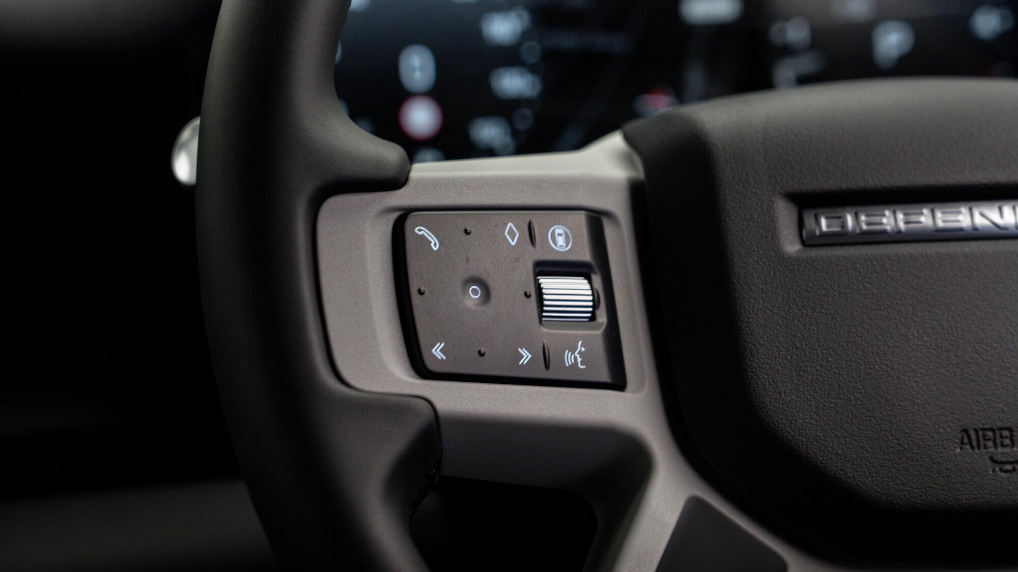 Land Rover Defender 90 view 26