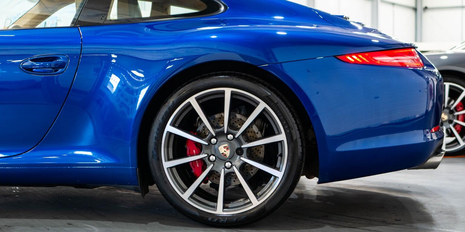 Porsche 911 view 8